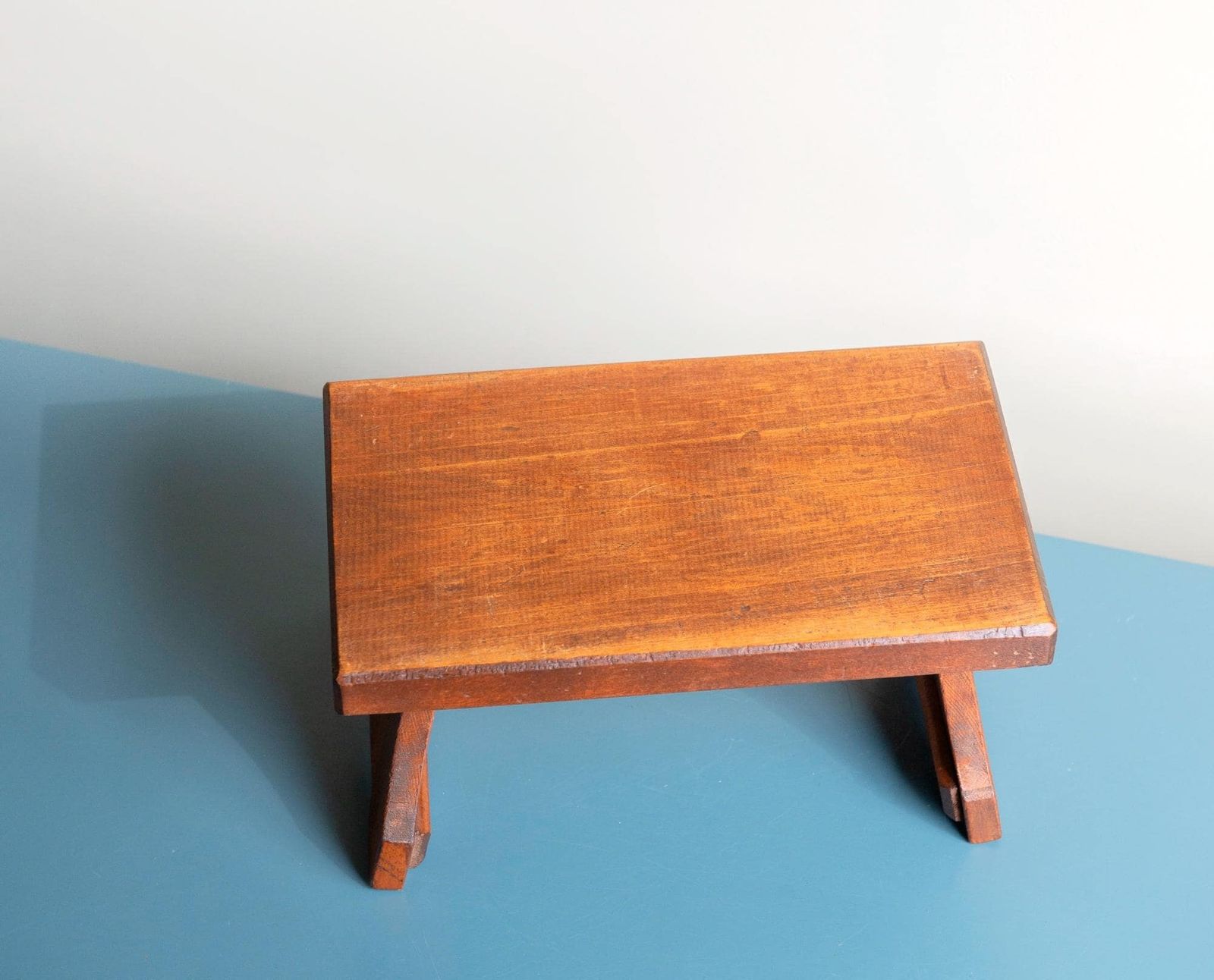 photo furniture Petit tabouret d'époque, tabouret rustique en bois, table d'appoint brun foncé, banc rectangulaire ancien, sellette victorienne, tabouret de traite