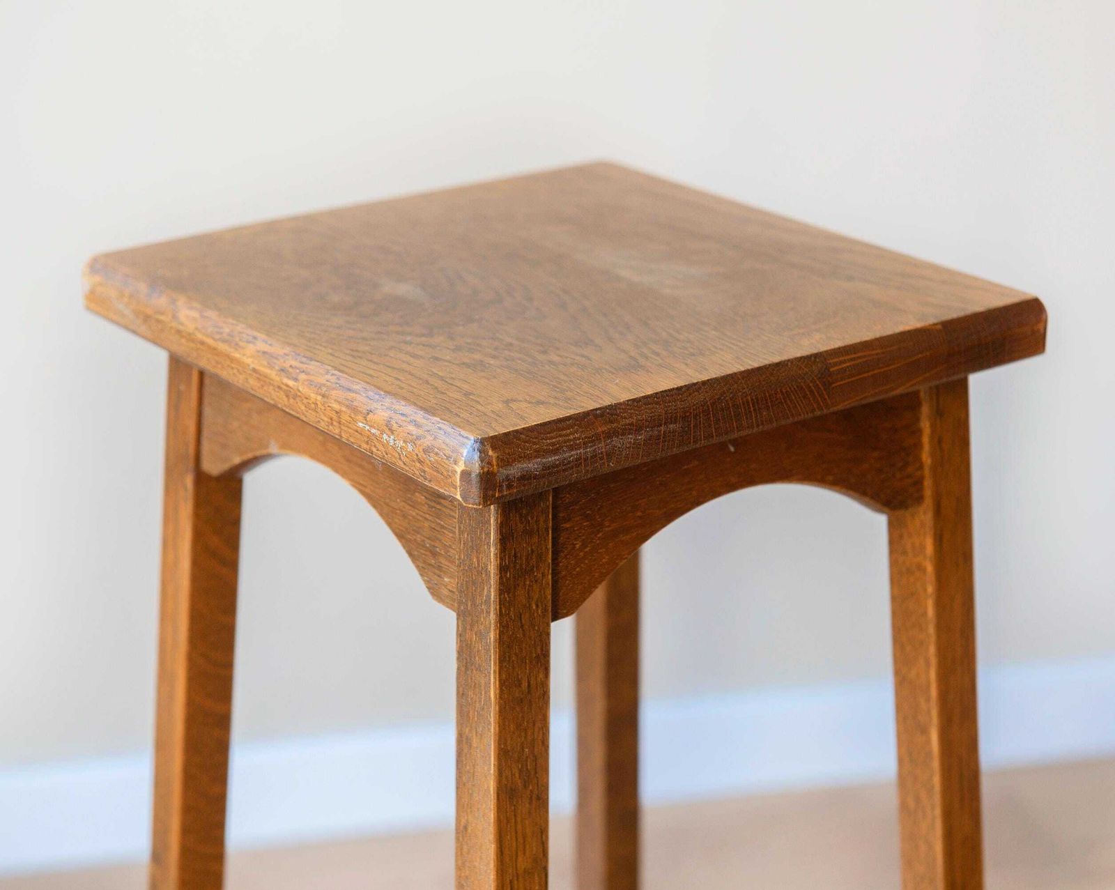 photo furniture Eiken Plantenstandaard, Vintage Houten Kruk, Handgesneden Plantentafel, Hoge Vierkante Bijzettafel, Rustieke Woondecoratie