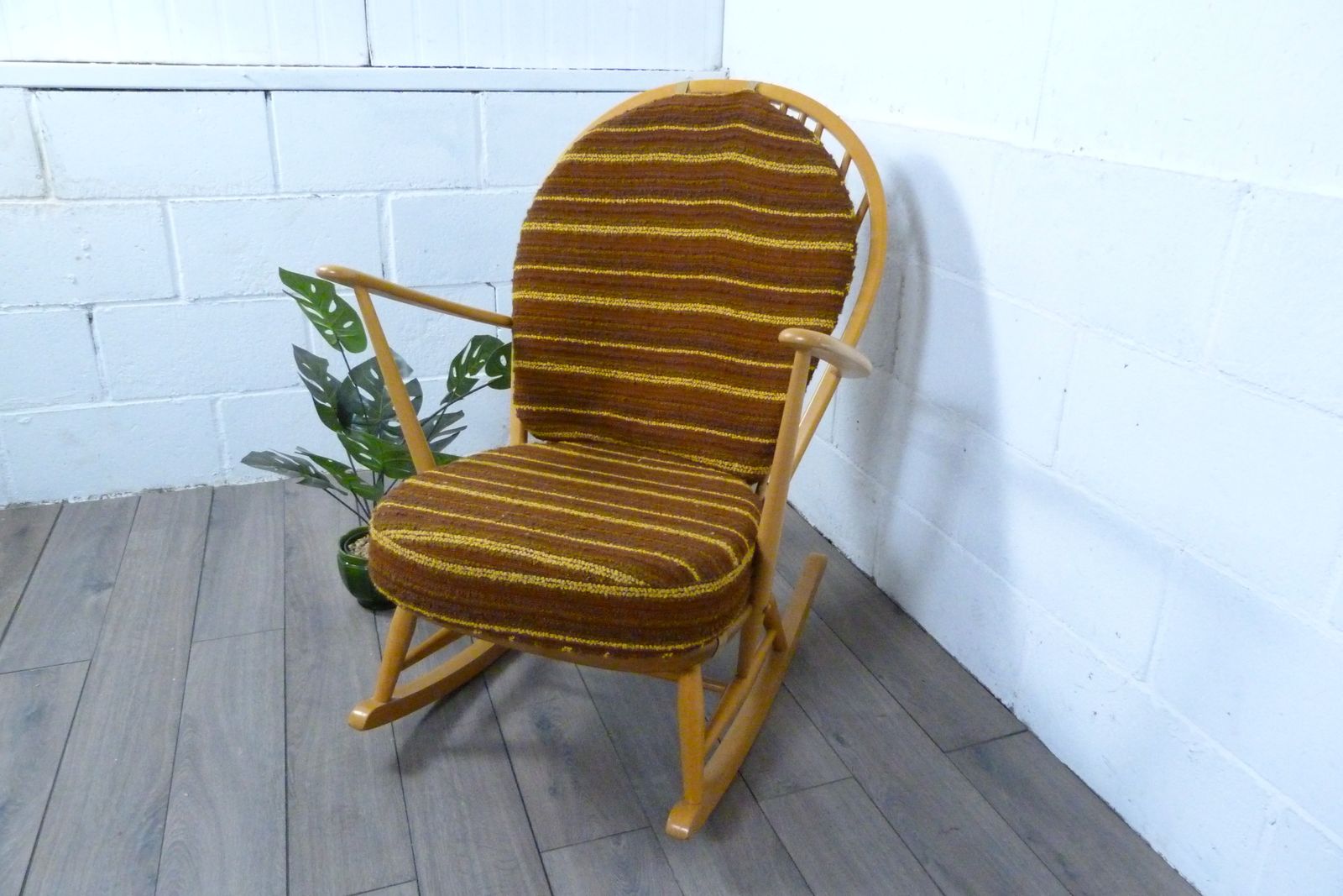 photo furniture Ercol Windsor Grandfather Blonde Rocking Chair