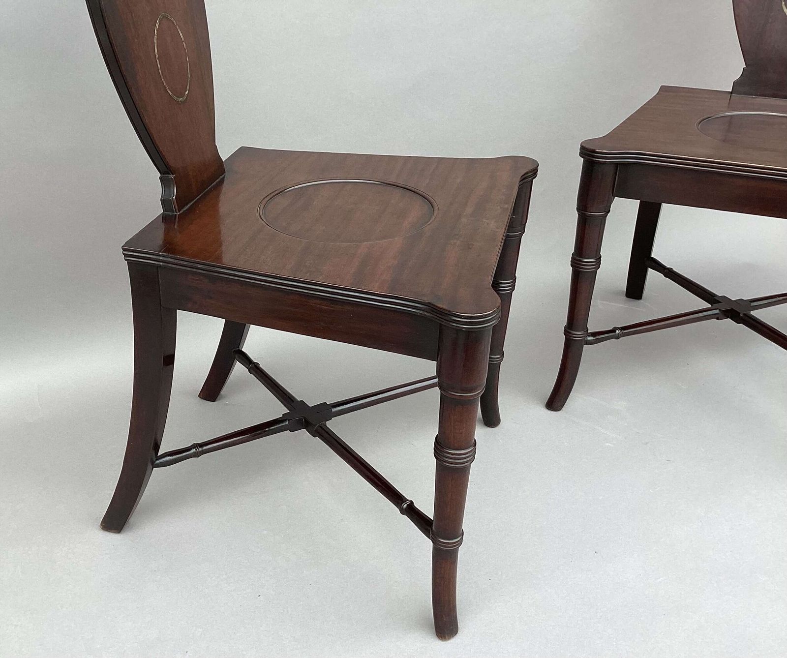 photo vinterior Good George III Pair Of Mahogancy Sculptural Hall Chairs