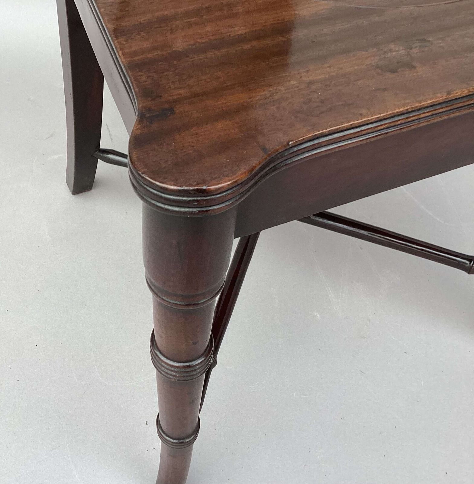 photo vintage Good George III Pair Of Mahogancy Sculptural Hall Chairs
