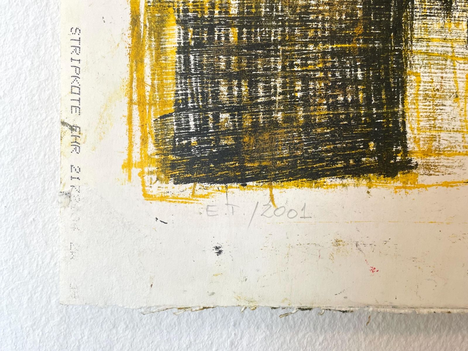 Vintage gesigneerde postmoderne print met oliepastelkrijttekening uit Denemarken, in uitgesproken geel en zwart met abstracte stijl photo Kunst
