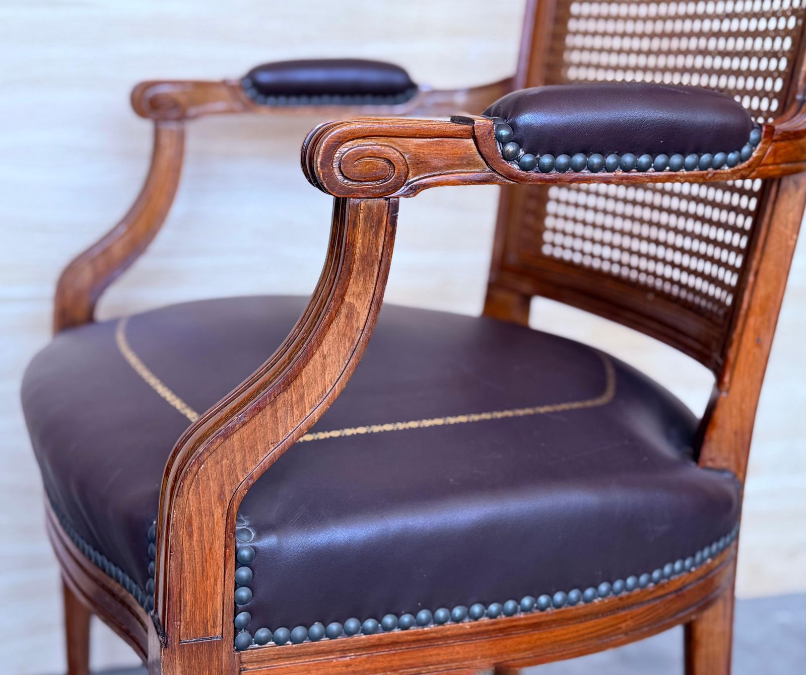 photo furniture Fauteuil espagnol en bois avec assise en cuir, début du XXe siècle