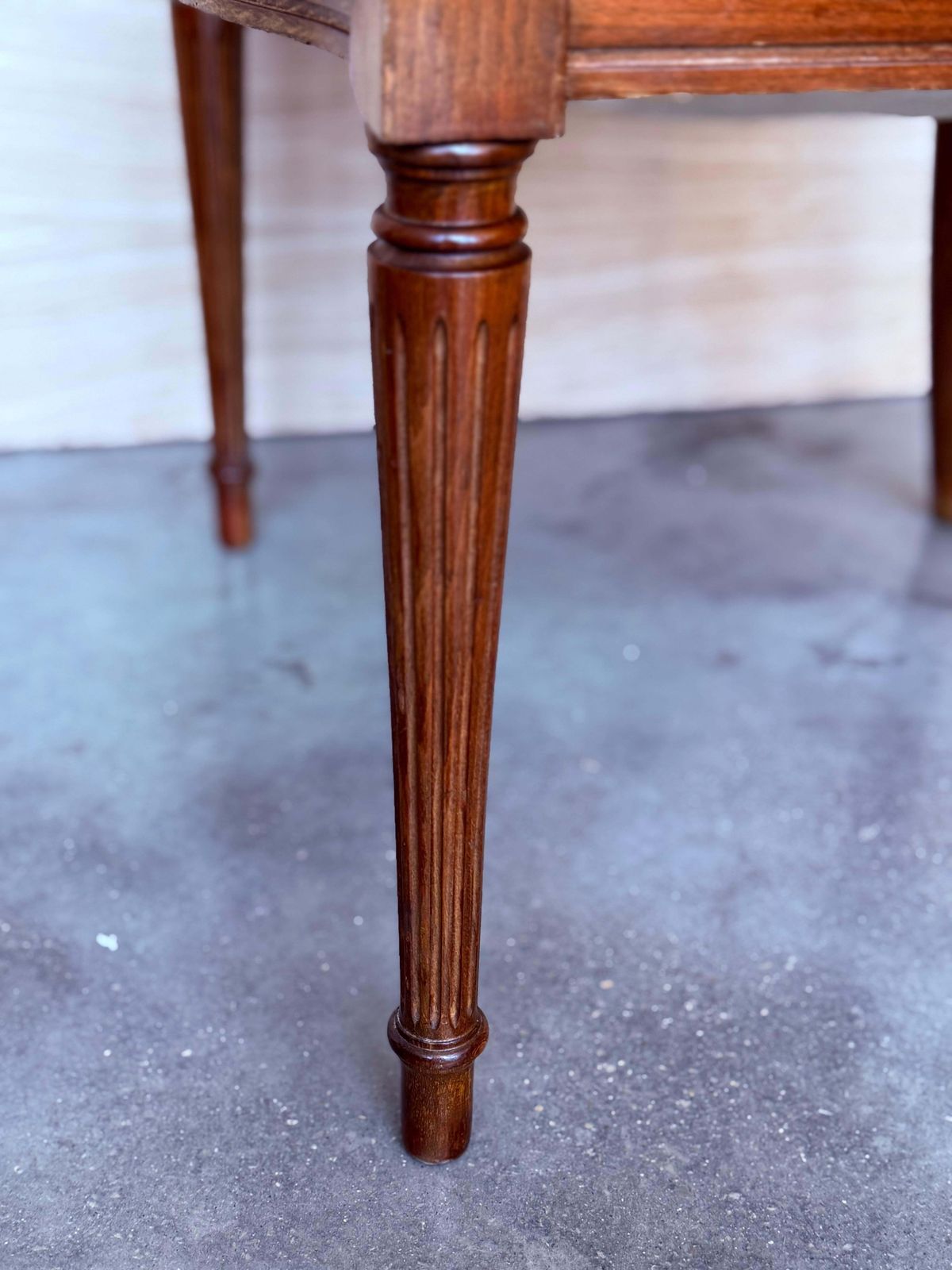 Mobilier Fauteuil espagnol en bois avec assise en cuir, début du XXe siècle photo