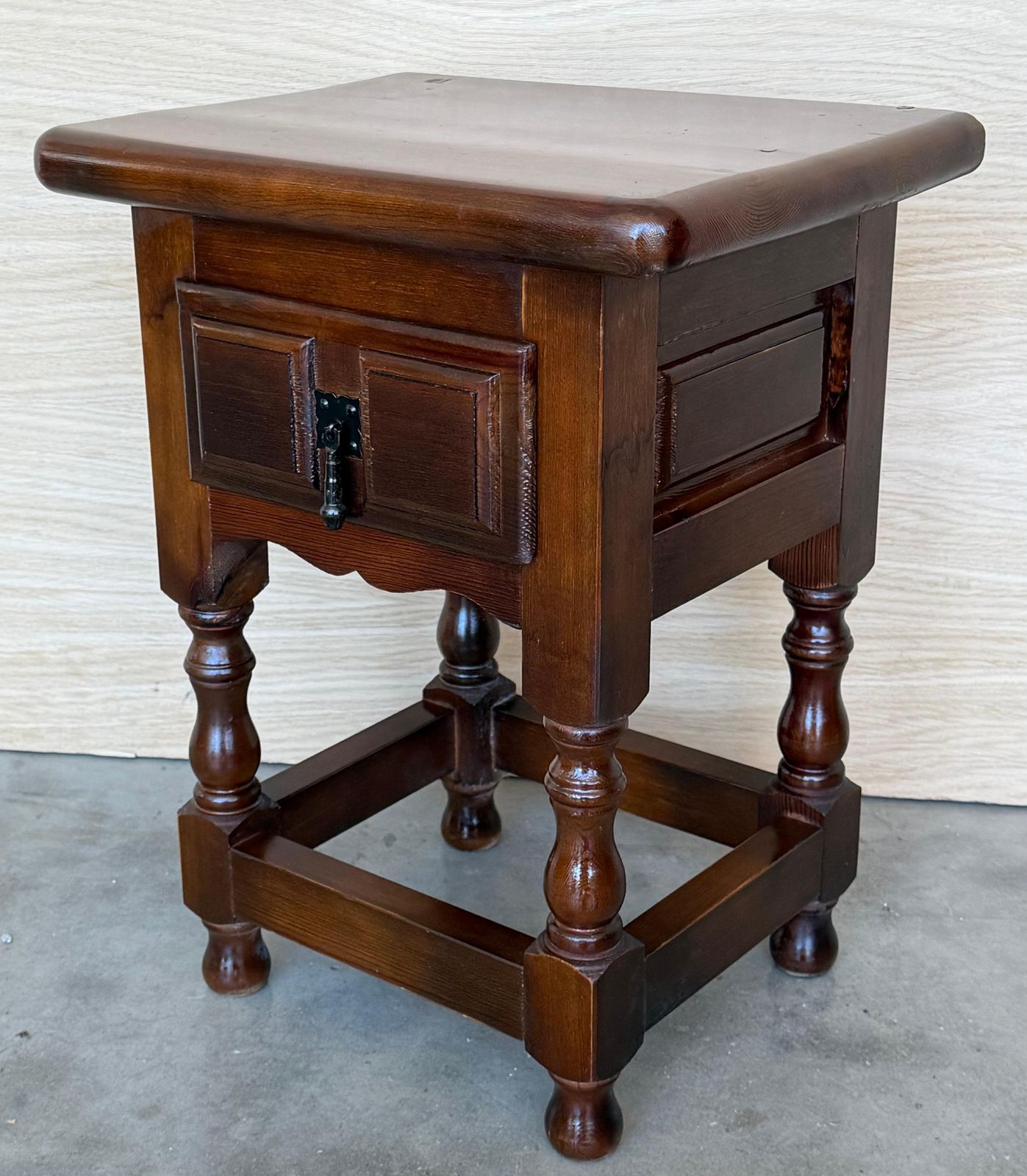 Tables de chevet espagnoles du XXe siècle, deux tiroirs et ferrures en fer photo vintage