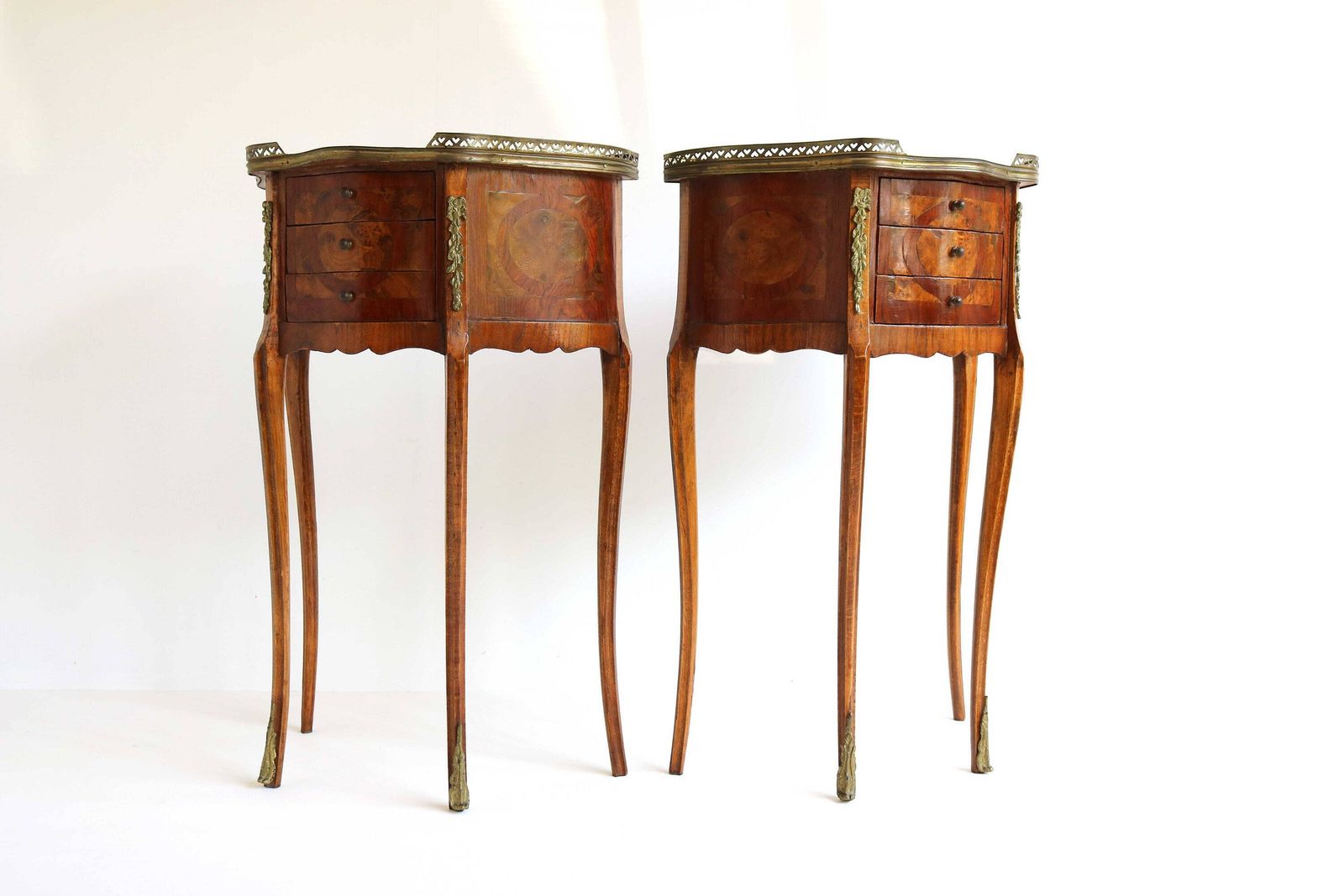 Vintage Paar Franse Nachtkastjes – Louis XV Stijl Met Marqueterie En Ormolu Beslag, Ca. Jaren 1960 photo vinterior