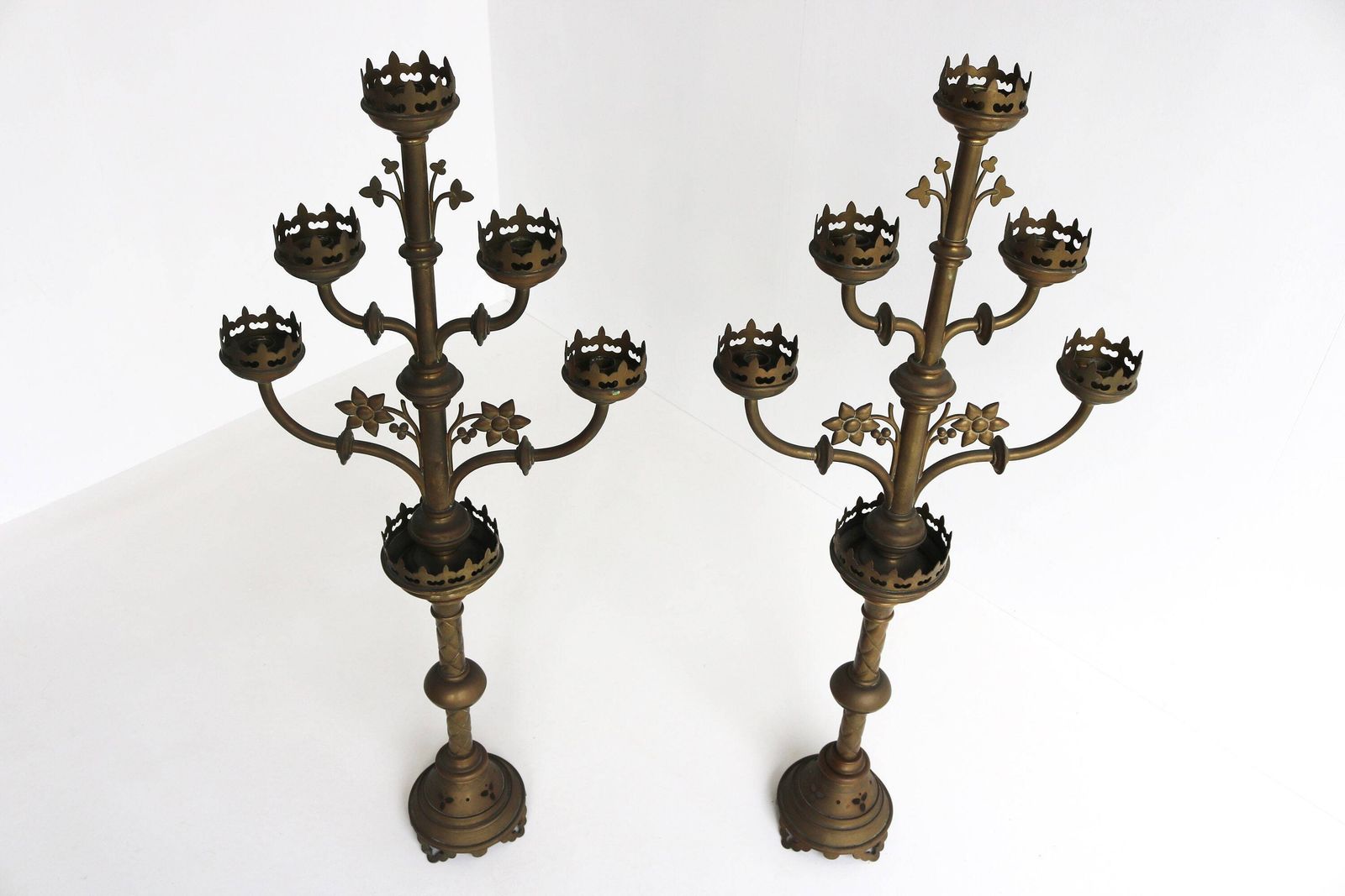 photo furniture Groot Paar Antieke Kerkkandelaars In Neogotische Stijl, 19e Eeuw, Messing Kandelaars, Jaren 1890