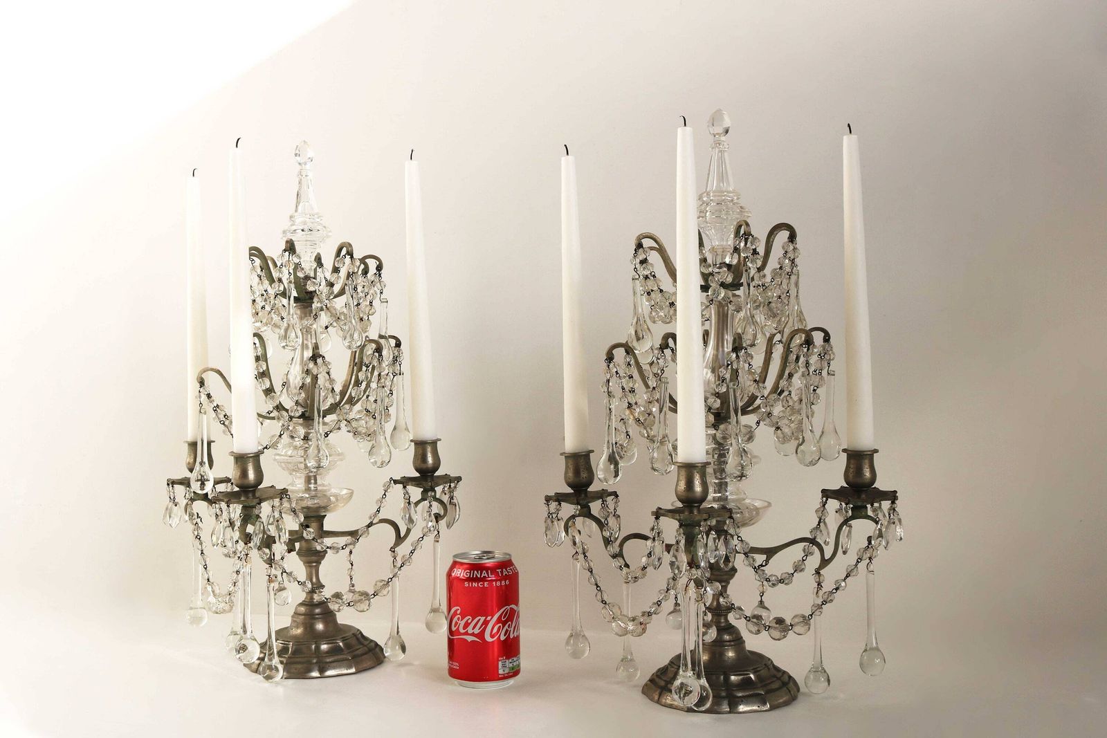 photo furniture Paar Antieke Franse Verguld Messing En Kristallen Girandoles – Driearmige Kandelaars