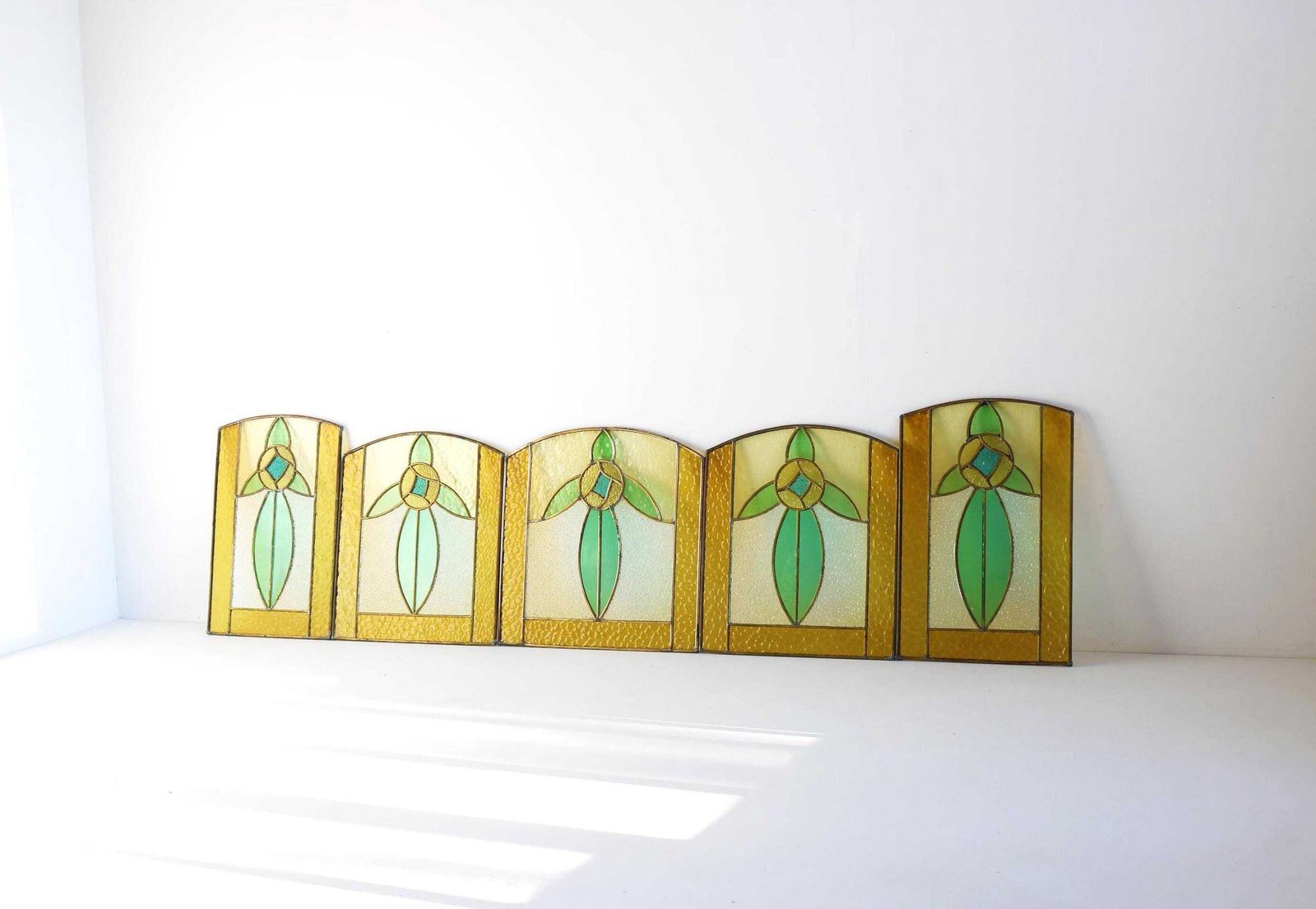 Set Van 5 Antieke Art Deco Glas In Lood Panelen Met Bloemmotief – Raampanelen Ca. Jaren 1920–1930