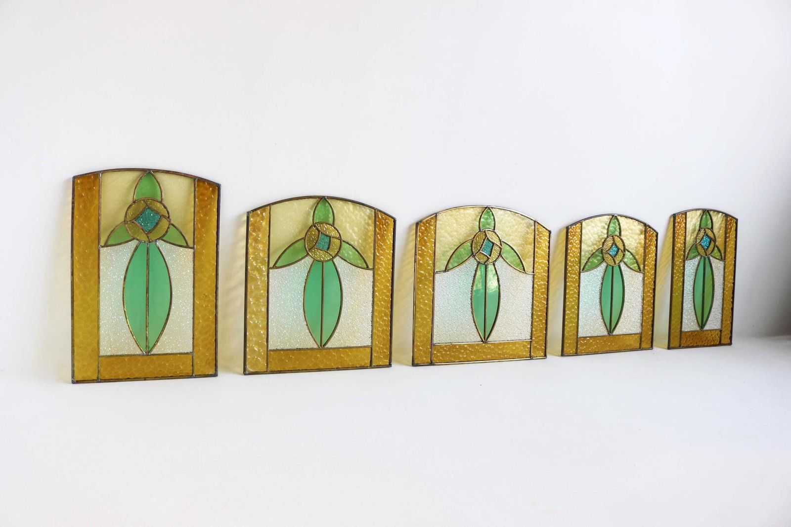 Set Van 5 Antieke Art Deco Glas In Lood Panelen Met Bloemmotief – Raampanelen Ca. Jaren 1920–1930 photo Kunst
