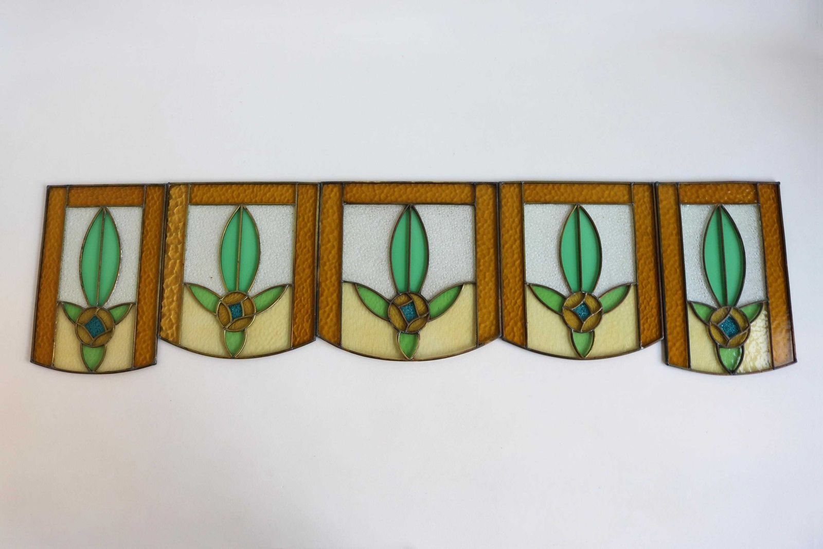 photo for sale Set Van 5 Antieke Art Deco Glas In Lood Panelen Met Bloemmotief – Raampanelen Ca. Jaren 1920–1930