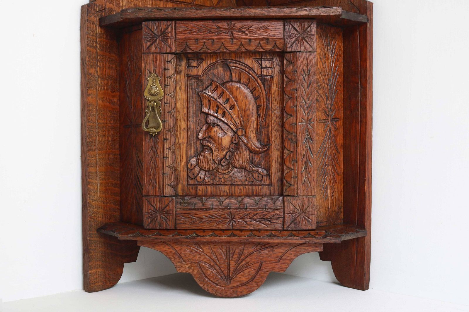 Antiek 19e Eeuws Frans Bretons Renaissance Eiken Gesneden Hoekwandkastje Met Ridder, Ca. 1880 – Medicijn , Badkamer  En Keukenkast photo vinterior