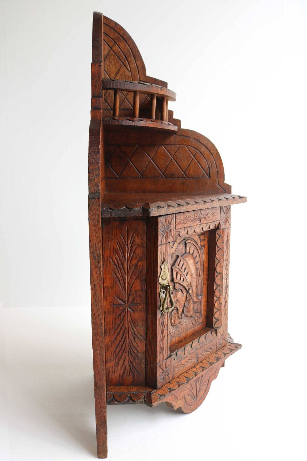 Antiek 19e Eeuws Frans Bretons Renaissance Eiken Gesneden Hoekwandkastje Met Ridder, Ca. 1880 – Medicijn , Badkamer  En Keukenkast photo vintage