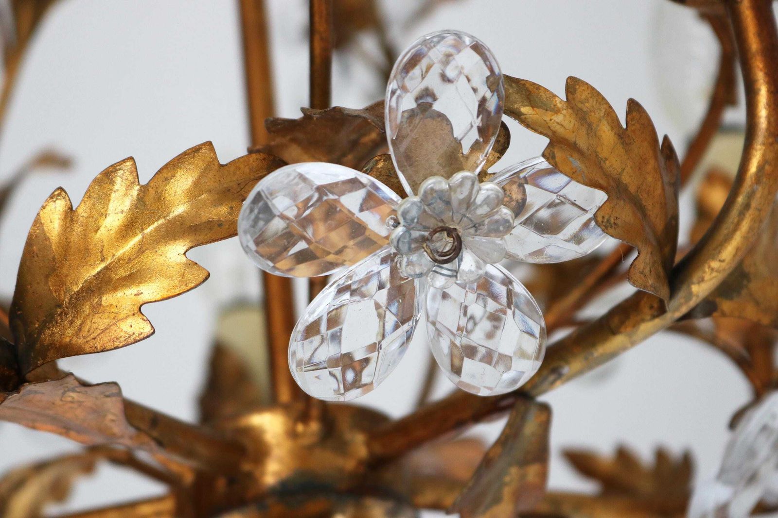 Mid Century Italiaanse Tole Kroonluchter Met Kristallen Bloemen – Hollywood Regency Hanglamp, Ca. Jaren 1950 photo for sale
