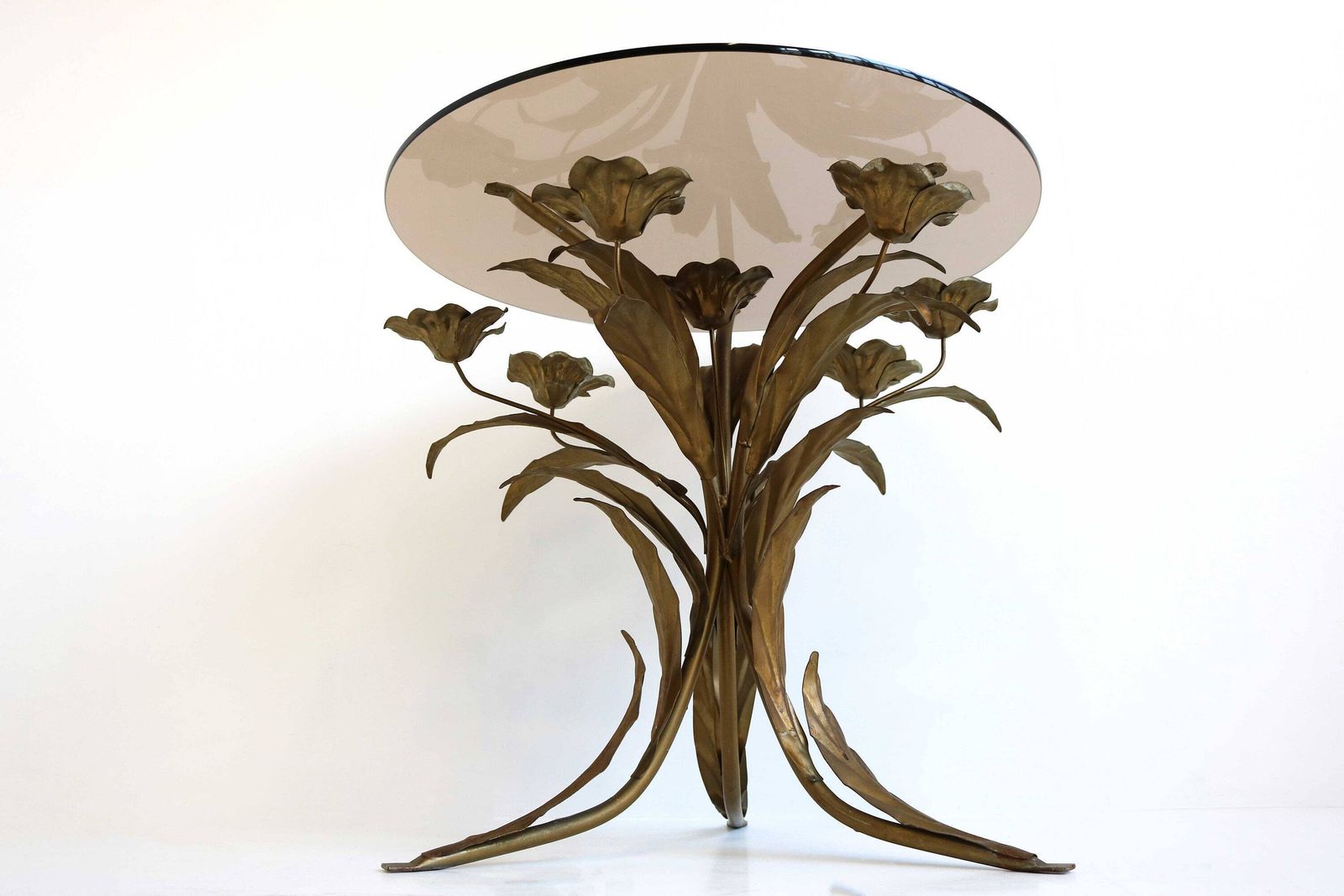 photo furniture Mid Century Verguld Florentijns Bijzettafeltje Van Hans Kögl – Hollywood Regency Verguld Metaal Duits Rond Salontafeltje 1960s Design Rookglas Tafel
