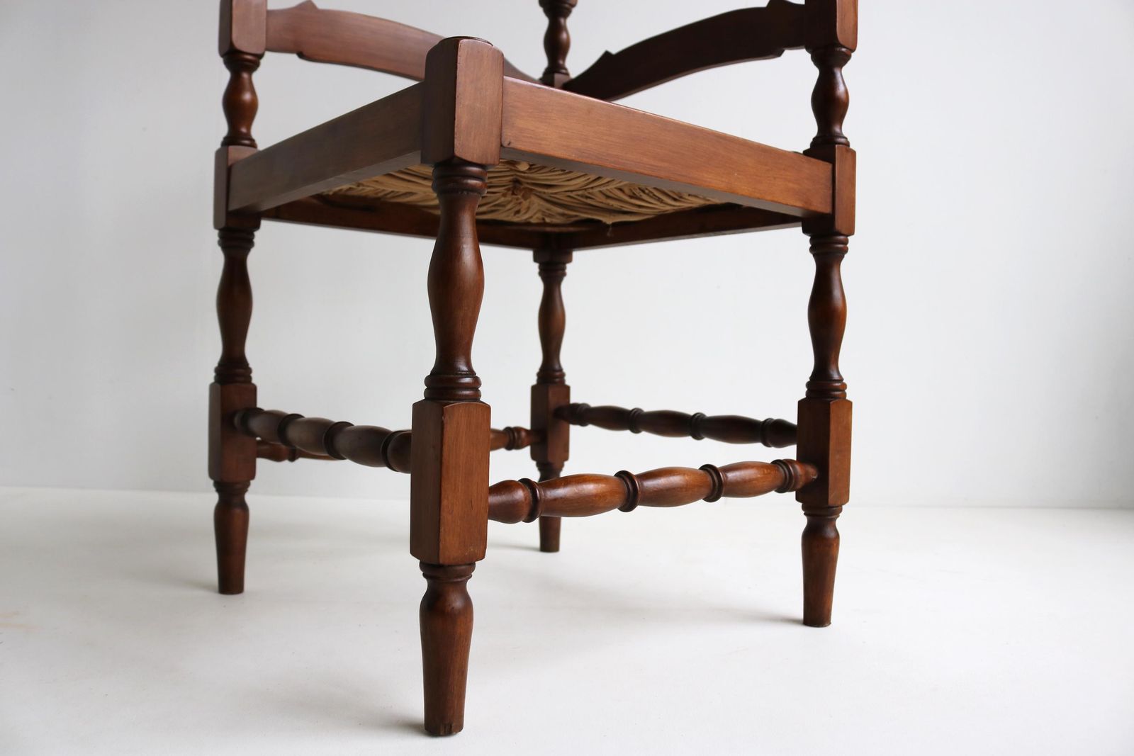 Antieke Hoekstoel – Gedraaid Hout & Gevlochten Biezen Zitting – Jaren 1930, Boerenhoeve Stijl photo buy