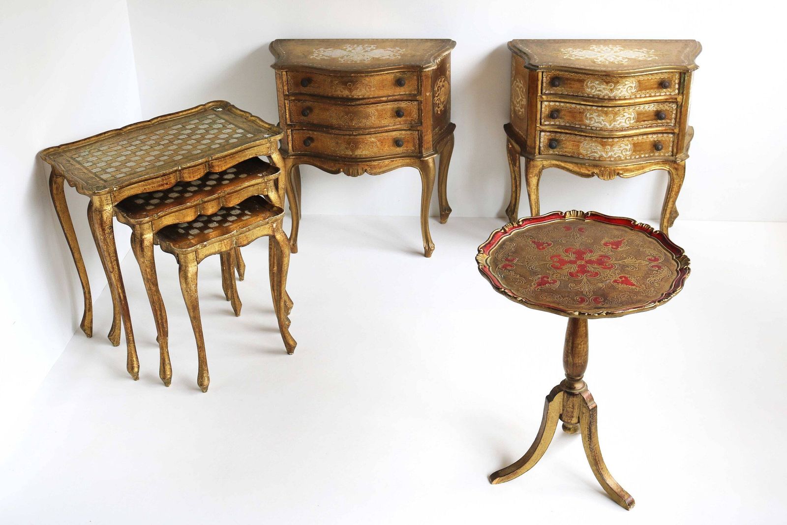 photo for sale Regency Florentine Salontafels In Verguld Hout, Ca. Jaren 1960 – Set Van 3 Italiaanse Nesttafels, Neoklassiek Vergulde Bijzettafels, Goudkleurig Handgeschilderd