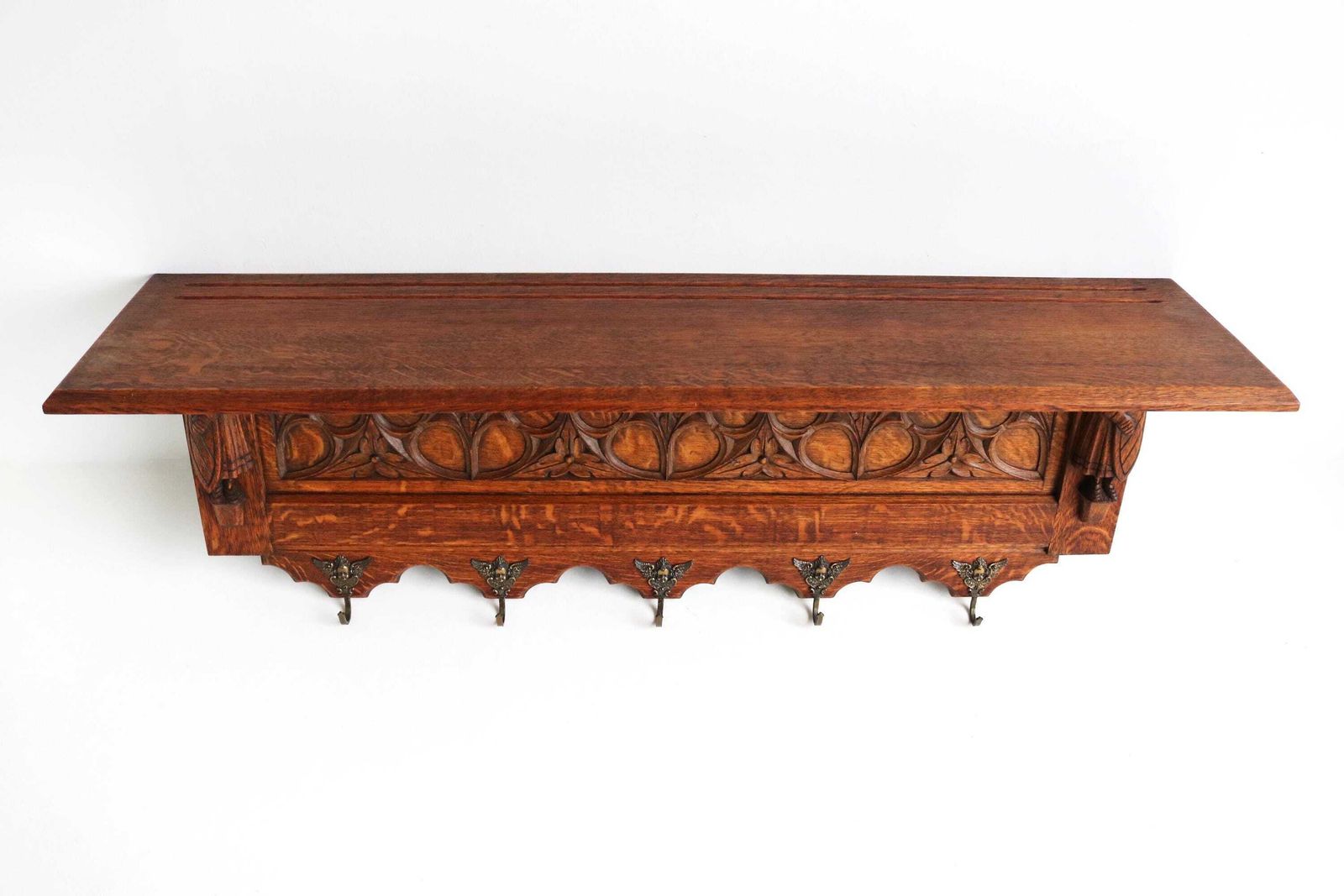 Antiek Handgesneden Gothic Revival Eiken Wandkapstok Met Messing Haken, Twee Ridders, Bloemmotieven, Hoedenrek, Kledinghaak, Keukenrek En Boekenplank, Ca. 1910 photo Meubels