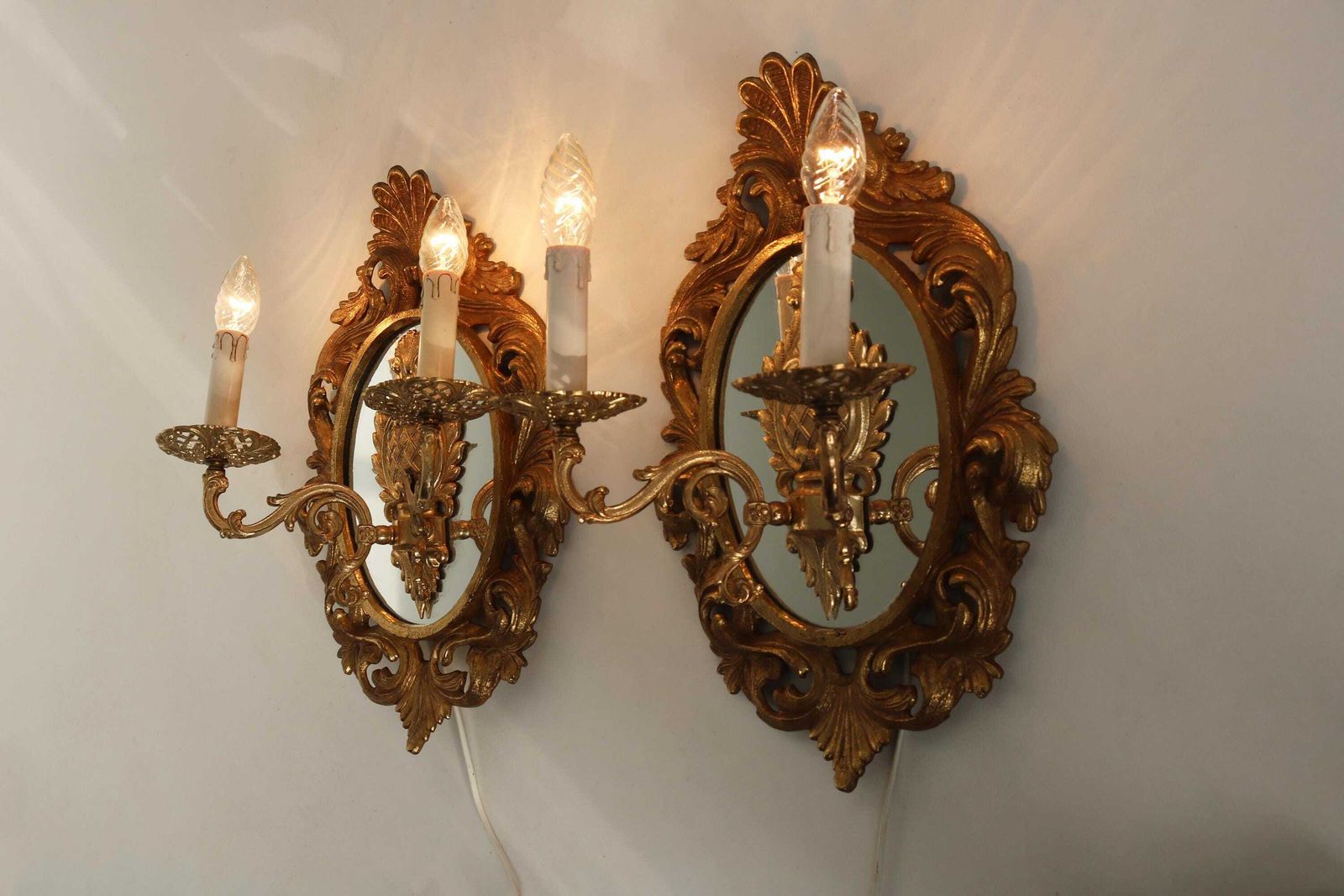 Paar Franse Wandlampen Met Spiegelrug En Dubbele Armen – Verguld Messing/Brons In Louis XV Stijl – Ca. Jaren 1950 photo buy
