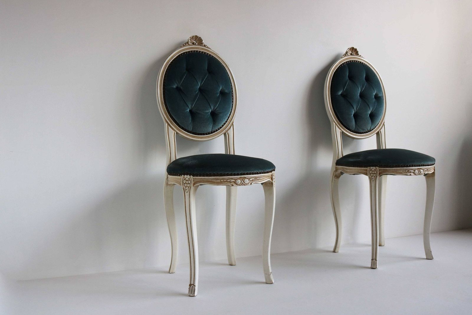 Paar Boudoirstoelen In Regency Stijl – Set Van Twee Fluwelen Stoelen Met Handgesneden Frame, Jaren 1960 photo buy