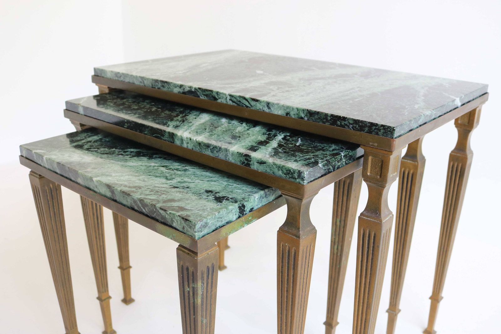 Regency Messing En Marmer Bijzettafels, In De Stijl Van Maison Jansen – Mid Century Nesttafels Met Groen Marmeren Blad, Frankrijk, Louis XVI Empire photo vinterior