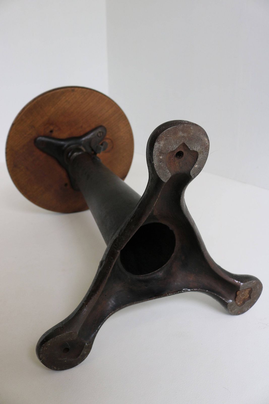 photo for sale Industriële Fabriekskruk Van Singer – Gietijzeren Onderstel, Houten Zitting, Verstelbaar, Driepoot, Ca. 1930 – Vintage Antieke Naaierskruk, Textielfabriek, Draaikruk