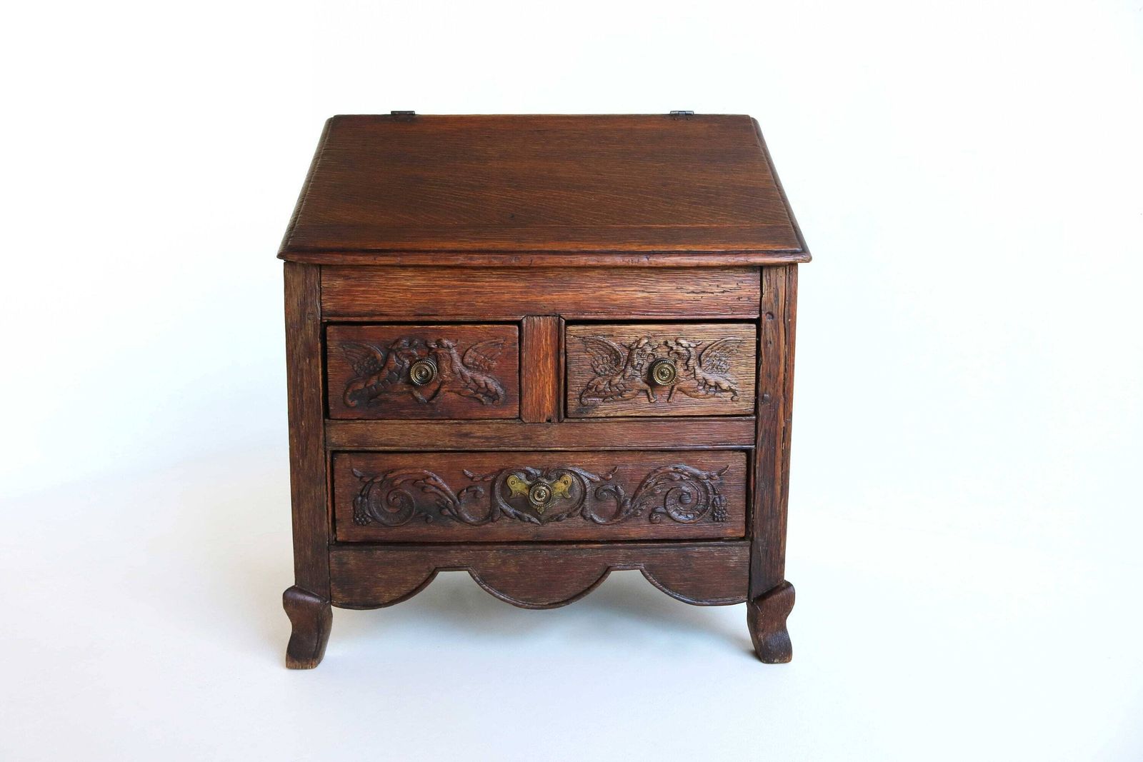 Antiek Kindersecretaire Klein Schuinoplopend Bureau Eiken 19e Eeuw Ca. 1870 Handgesneden Griffioenen / Draken