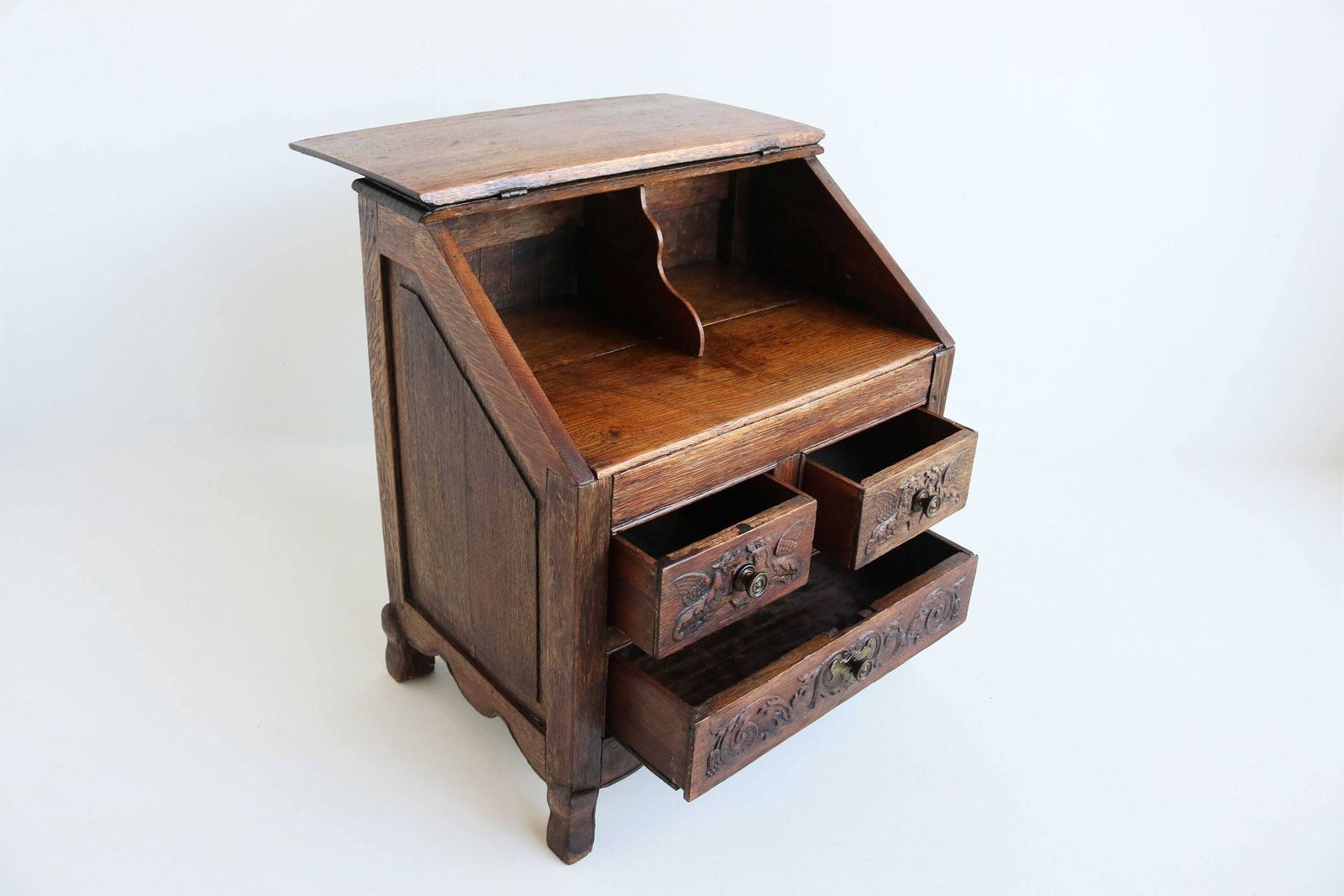 Antiek Kindersecretaire Klein Schuinoplopend Bureau Eiken 19e Eeuw Ca. 1870 Handgesneden Griffioenen / Draken photo 1523.0