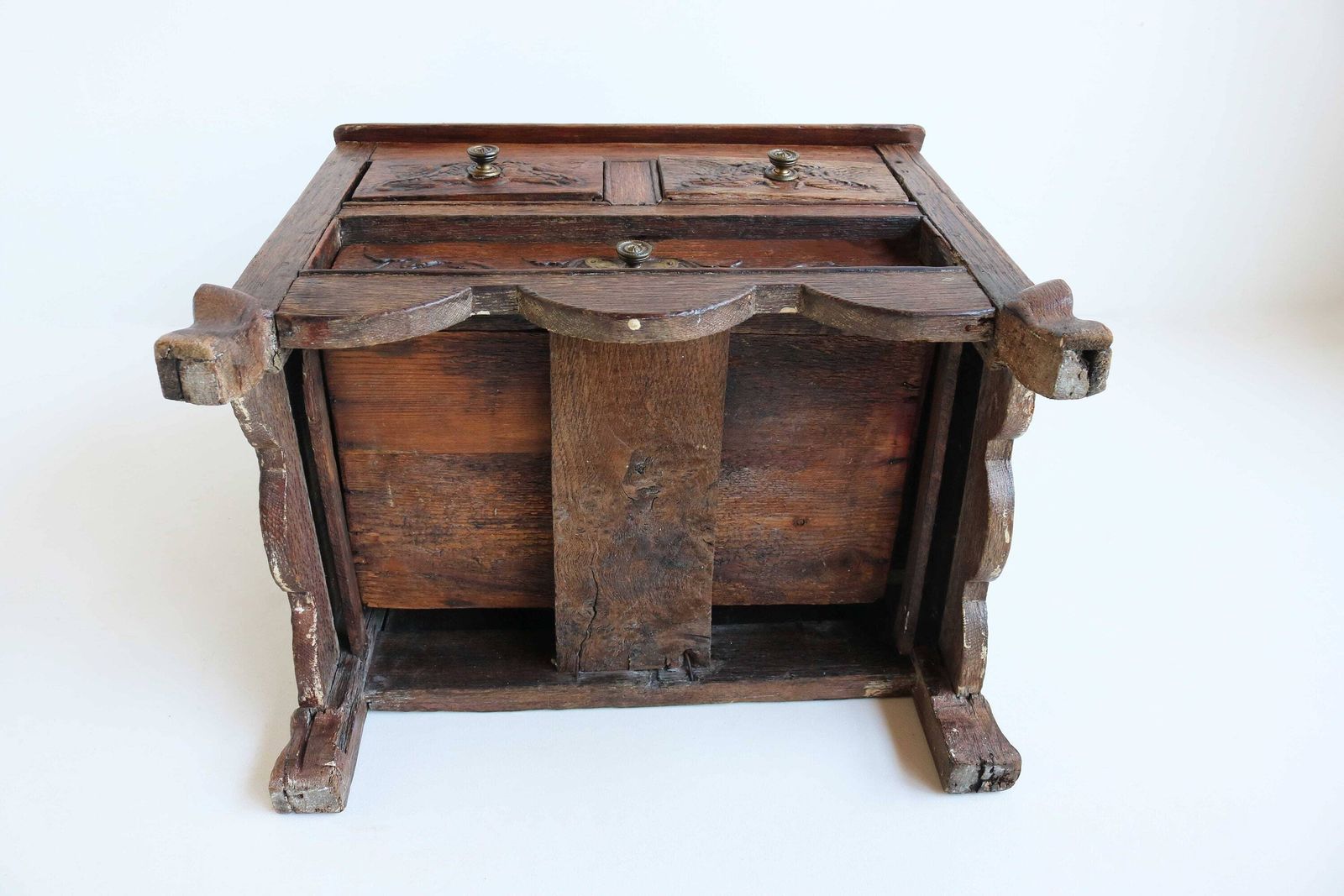 photo for sale Antiek Kindersecretaire Klein Schuinoplopend Bureau Eiken 19e Eeuw Ca. 1870 Handgesneden Griffioenen / Draken