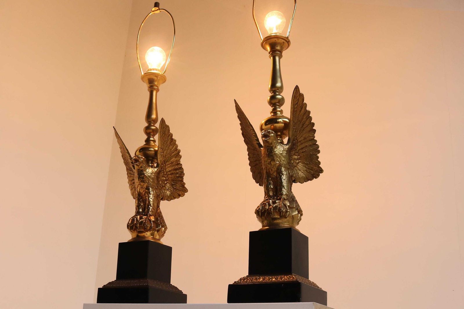 Deknudt   Loevsky & Loevsky   Paar Adelaar Tafellampen   Twee Hollywood Regency Bureaulampen   Mid Century Paar Messing Design Lampen   Vintage 1970 photo for sale
