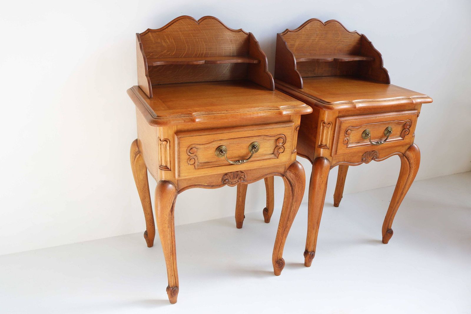 Stel Louis XV Stijl Nachtkastjes Met Lade En Plank – Set Van 2 | Franse Provinciale Stijl | Eiken Bijzettafels | Houten Kastjes | Mid Century Jaren 1960 photo Meubels