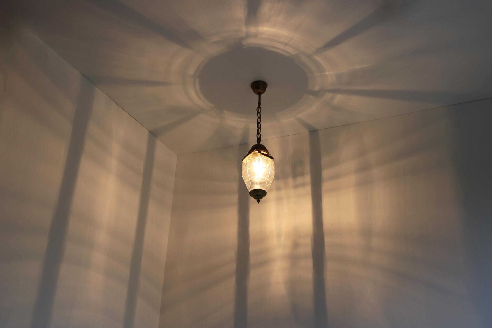 Antieke Art Deco Franse Hanglamp Met Guirlandes, Verguld Messing En Gegraveerd Glas, Plafondlamp, Ganglamp, Lantaarn, Jaren 1930 photo 831.0