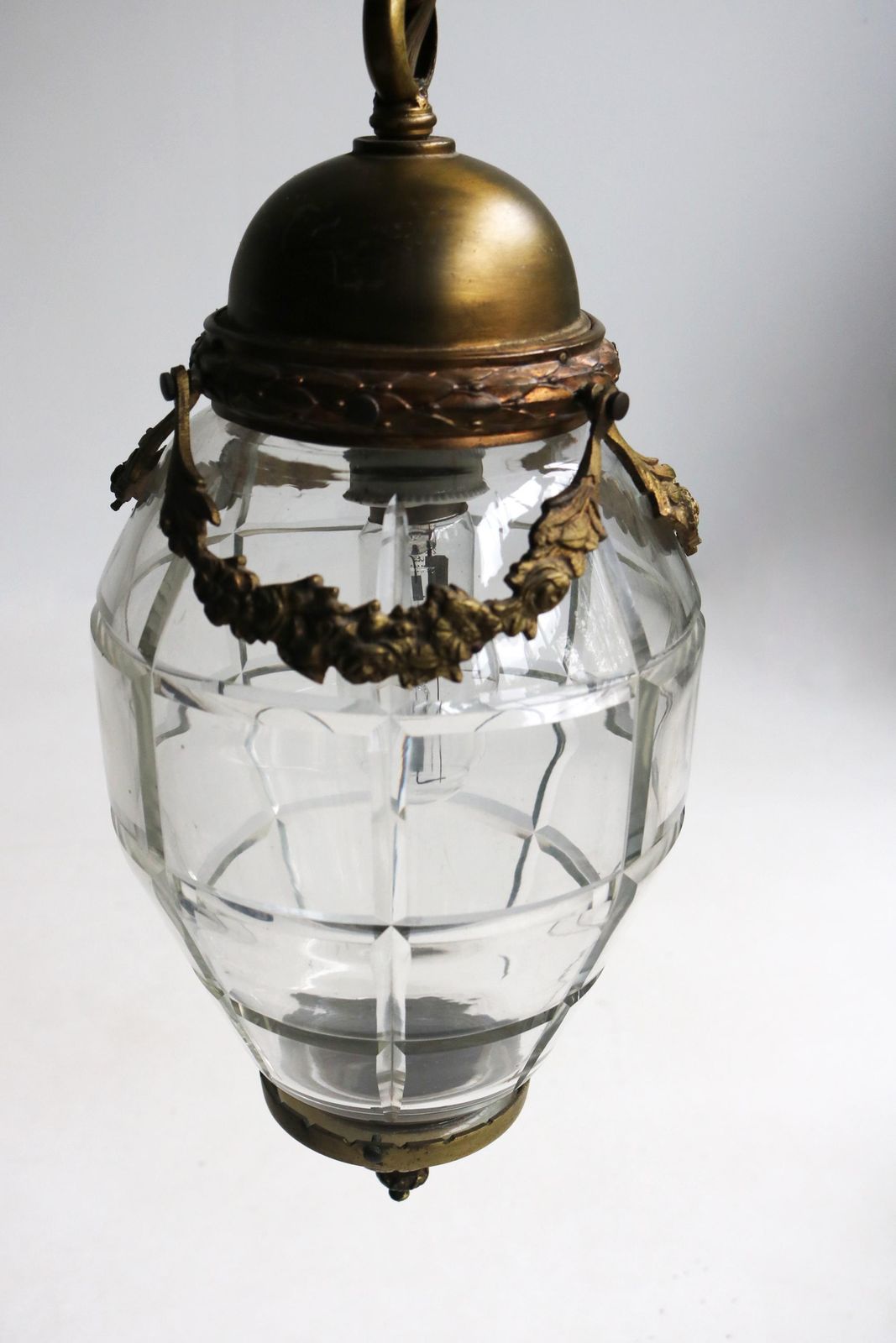 Antieke Art Deco Franse Hanglamp Met Guirlandes, Verguld Messing En Gegraveerd Glas, Plafondlamp, Ganglamp, Lantaarn, Jaren 1930 photo vinterior