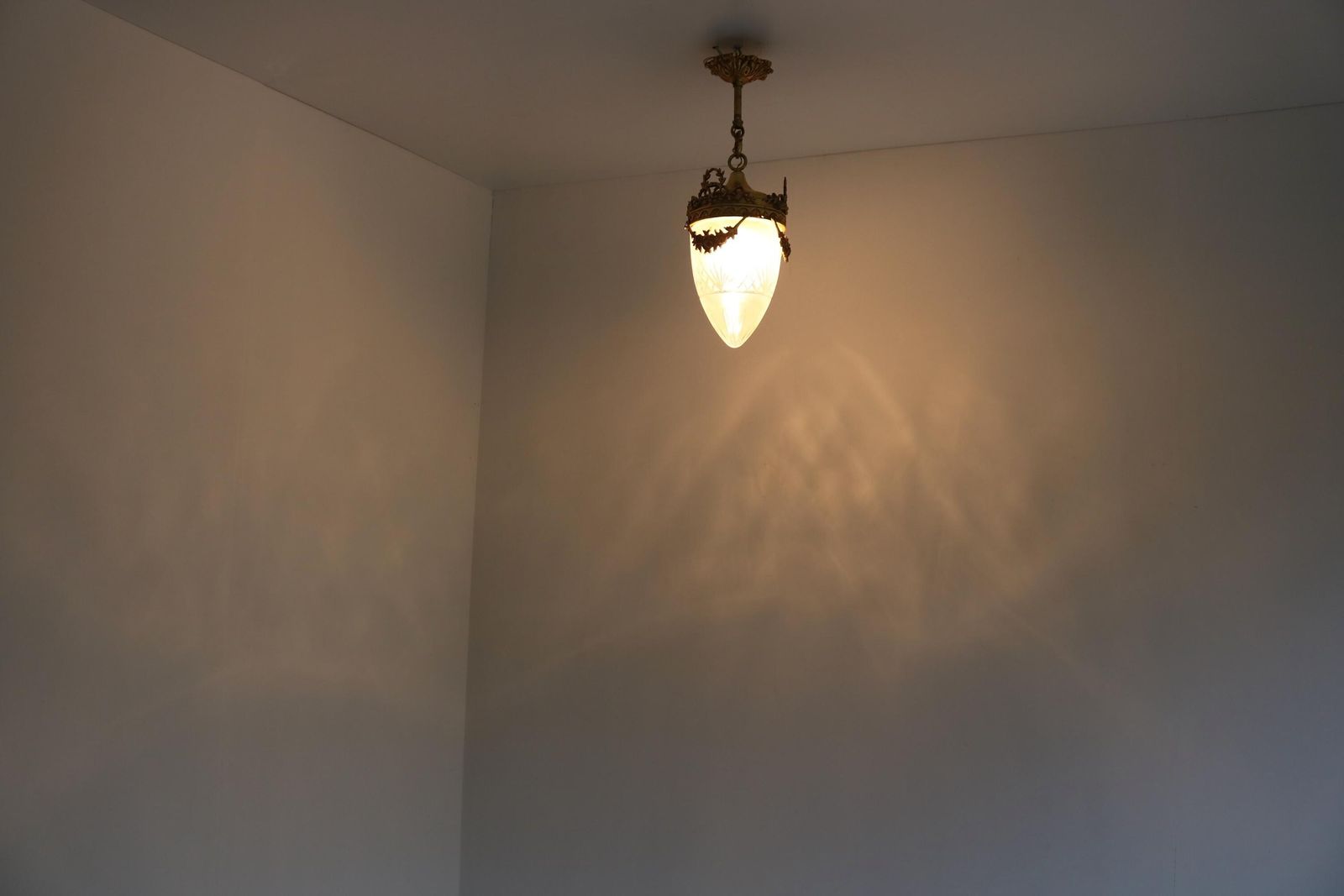 Mid Century Franse Hanglamp In Verguld Messing En Matgeëtst Glas – Art Nouveau Stijl Druppelvorm – Plafondlamp In Louis XVI Stijl photo vinterior