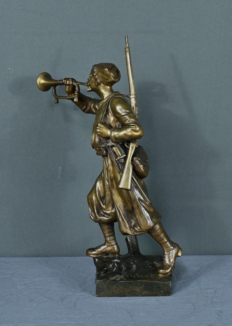 photo vinterior Bronze “The Zouave Trumpeter” By E. Carlier – Early 20th Century