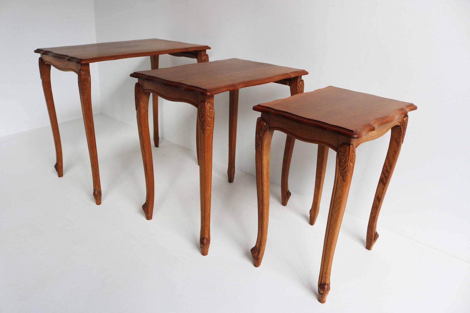 Vintage Franse Louis XV Stijl Eiken Houten Gesneden Set Van 3 Bijzettafels / Nesttafels / Plantenstandaards, Ca. Jaren 1960 photo vinterior