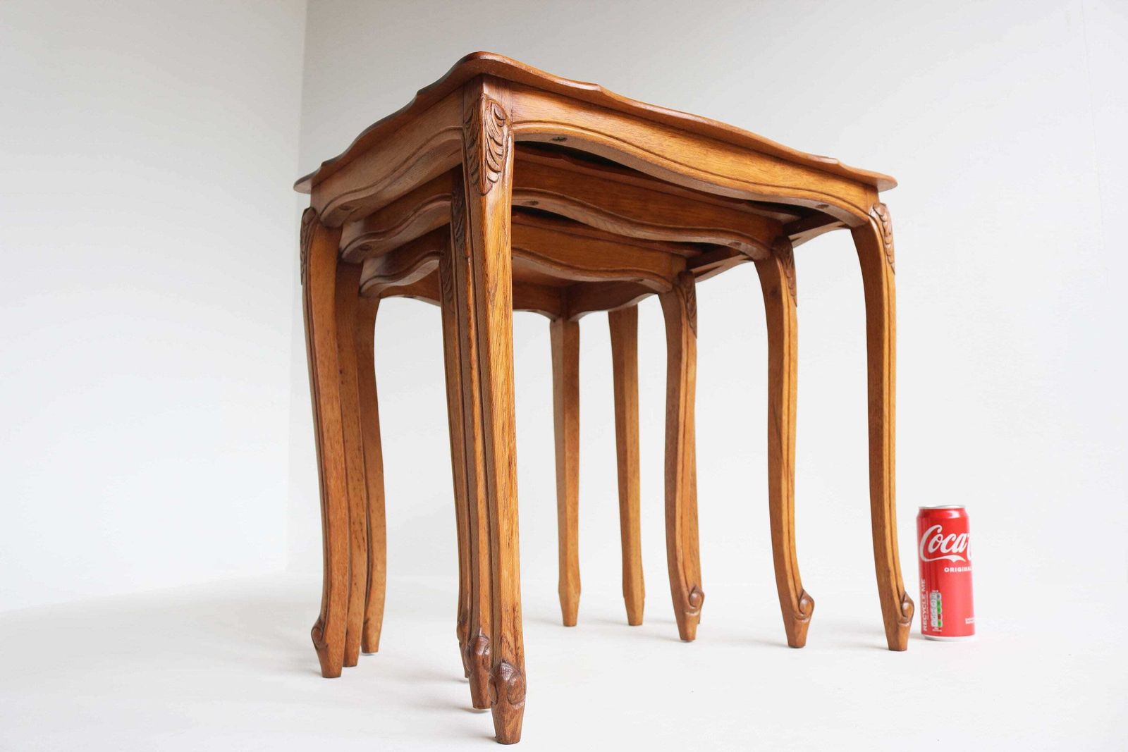 photo for sale Vintage Franse Louis XV Stijl Eiken Houten Gesneden Set Van 3 Bijzettafels / Nesttafels / Plantenstandaards, Ca. Jaren 1960