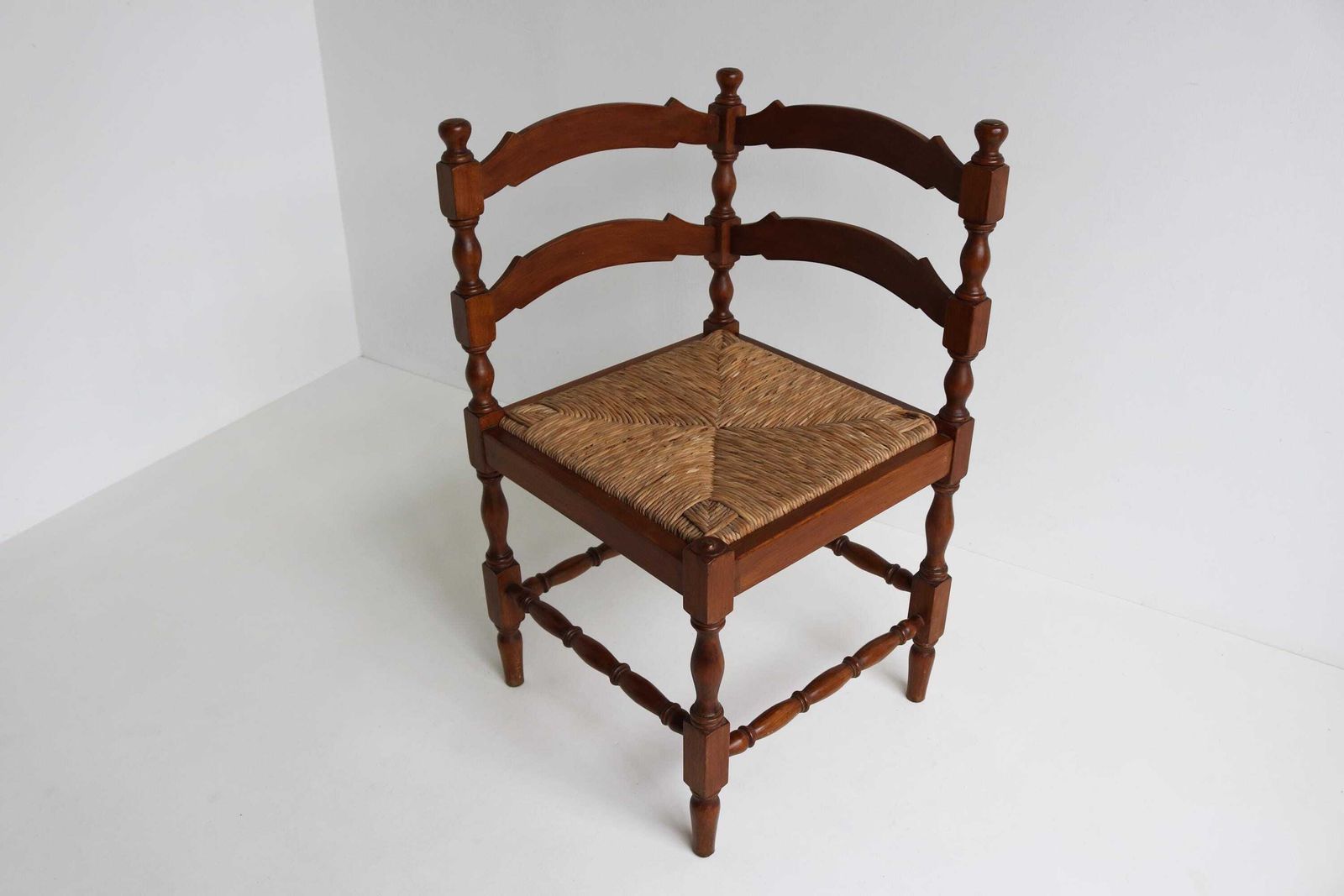 Vintage Rustieke Houten Hoekstoel Met Rieten Zitting – Franse Zijstoel, Boerezitting, Haardstoeltje, Landelijke Stijl. photo furniture