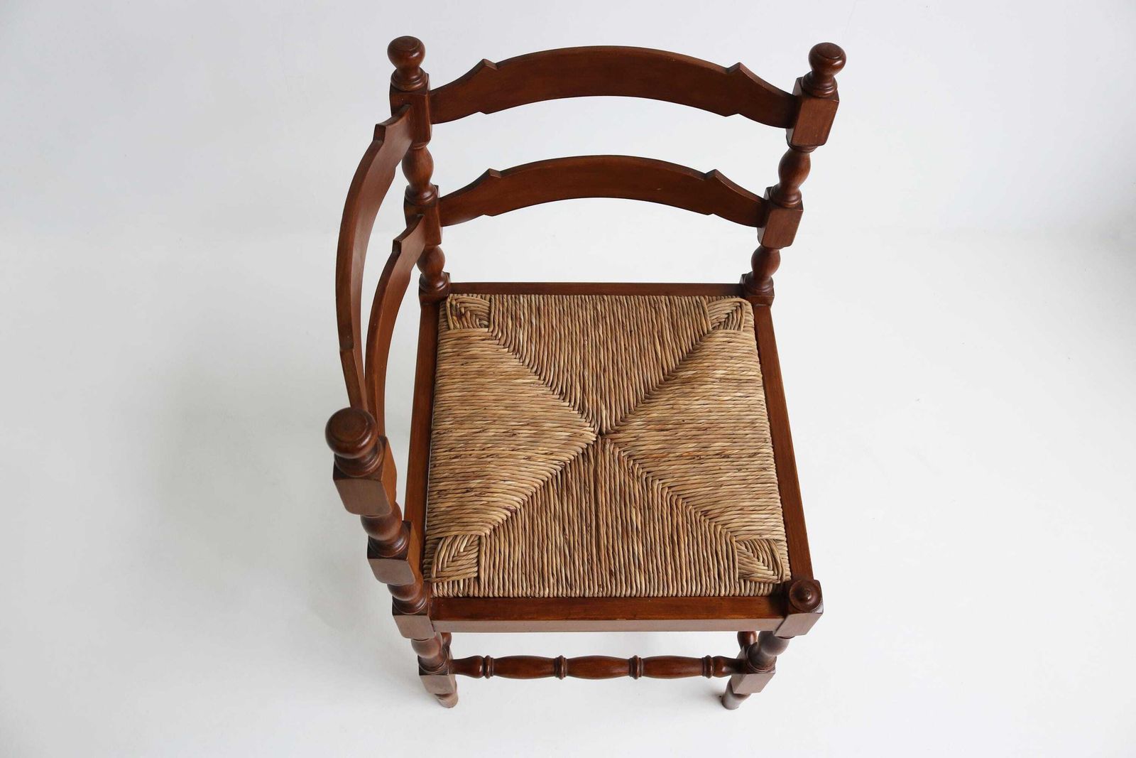 Vintage Rustieke Houten Hoekstoel Met Rieten Zitting – Franse Zijstoel, Boerezitting, Haardstoeltje, Landelijke Stijl. photo for sale
