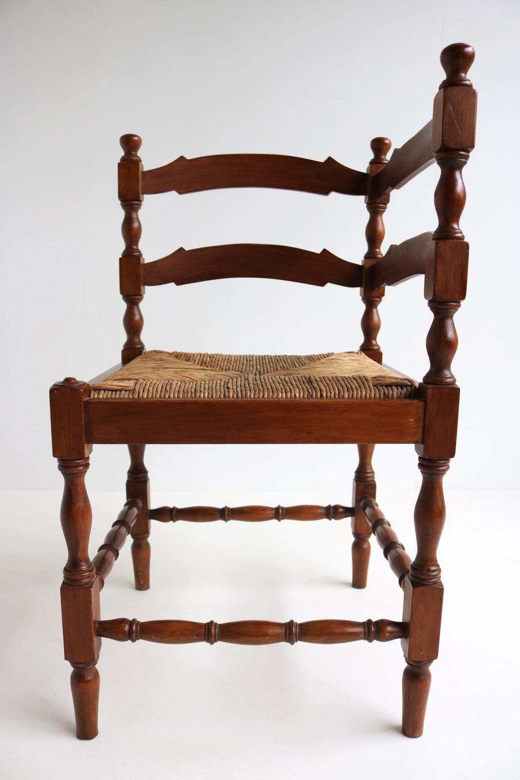 Vintage Rustieke Houten Hoekstoel Met Rieten Zitting – Franse Zijstoel, Boerezitting, Haardstoeltje, Landelijke Stijl. photo Meubels