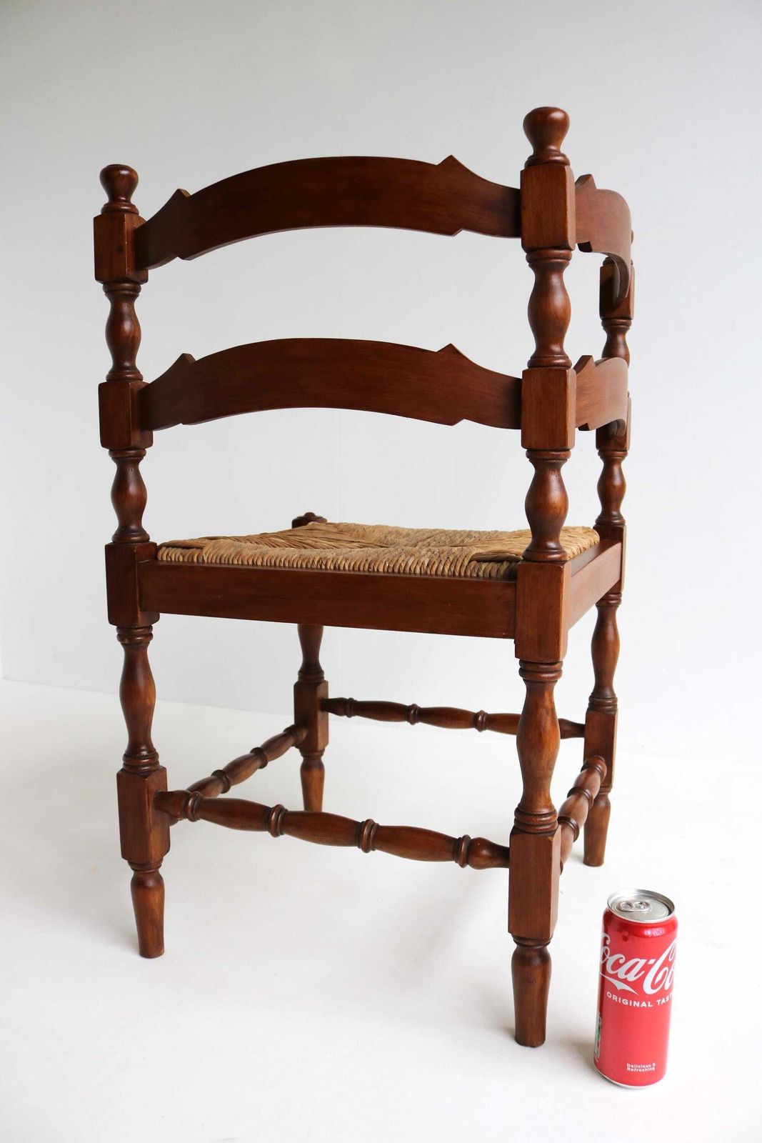 photo furniture Vintage Rustieke Houten Hoekstoel Met Rieten Zitting – Franse Zijstoel, Boerezitting, Haardstoeltje, Landelijke Stijl.