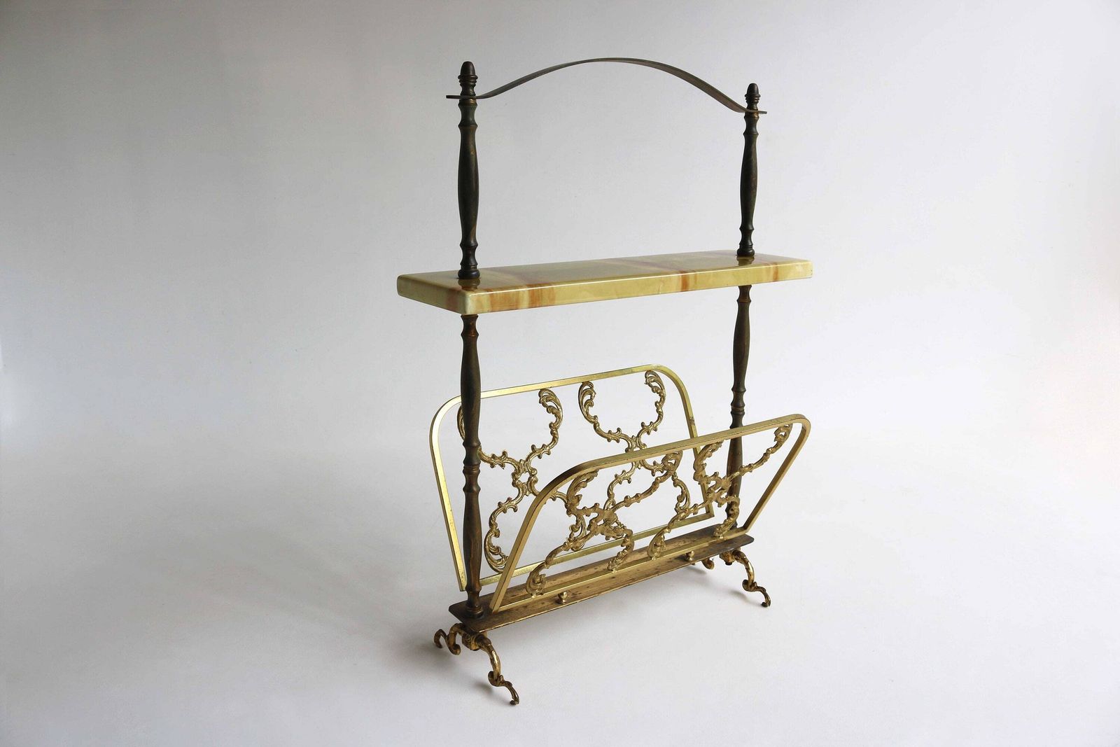Vintage Siertafel Met Tijdschriftenrek Van Messing En Onyx Marmer – Hollywood Regency, Italiaans, Jaren 1950–1960
