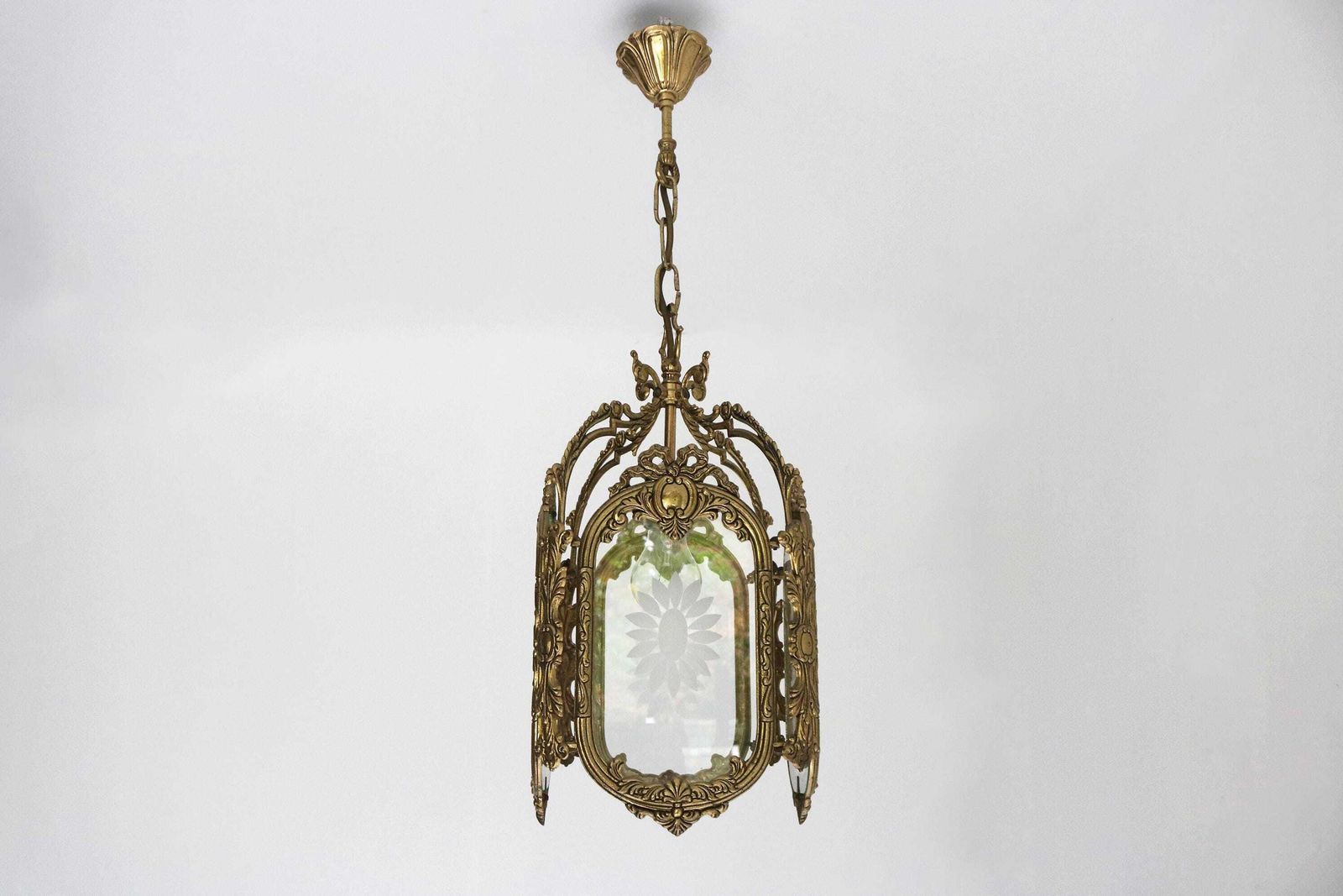Antieke Stijl Franse Hanglantaarn Louis XVI Stijl – Gegoten Messing En Gegraveerd Glas – Bloemmotief – Hallantaarn – Ca. Jaren 1950