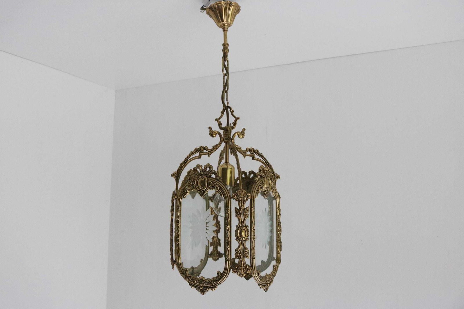Antieke Stijl Franse Hanglantaarn Louis XVI Stijl – Gegoten Messing En Gegraveerd Glas – Bloemmotief – Hallantaarn – Ca. Jaren 1950 photo Verlichting
