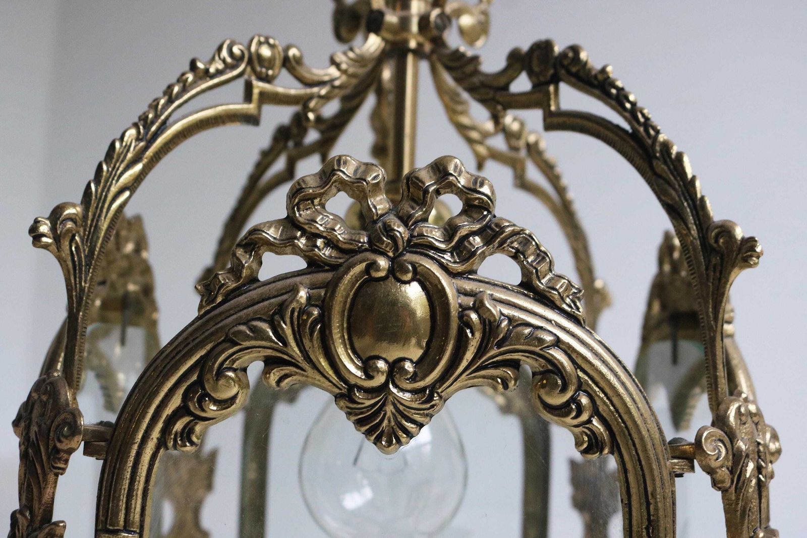 Antieke Stijl Franse Hanglantaarn Louis XVI Stijl – Gegoten Messing En Gegraveerd Glas – Bloemmotief – Hallantaarn – Ca. Jaren 1950 photo 894.0