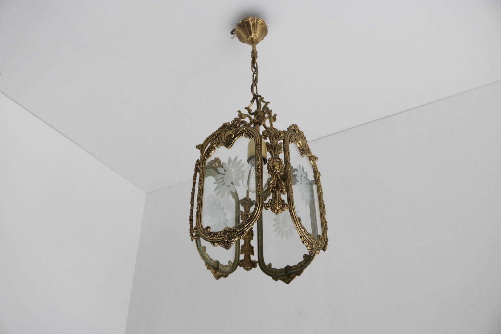 Antieke Stijl Franse Hanglantaarn Louis XVI Stijl – Gegoten Messing En Gegraveerd Glas – Bloemmotief – Hallantaarn – Ca. Jaren 1950 photo vinterior