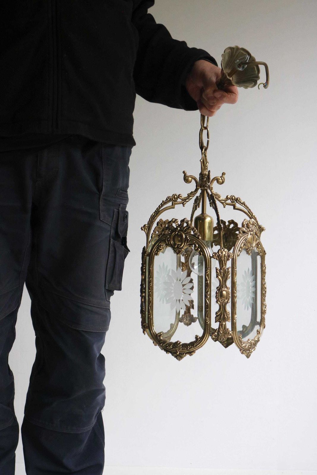 photo furniture Antieke Stijl Franse Hanglantaarn Louis XVI Stijl – Gegoten Messing En Gegraveerd Glas – Bloemmotief – Hallantaarn – Ca. Jaren 1950