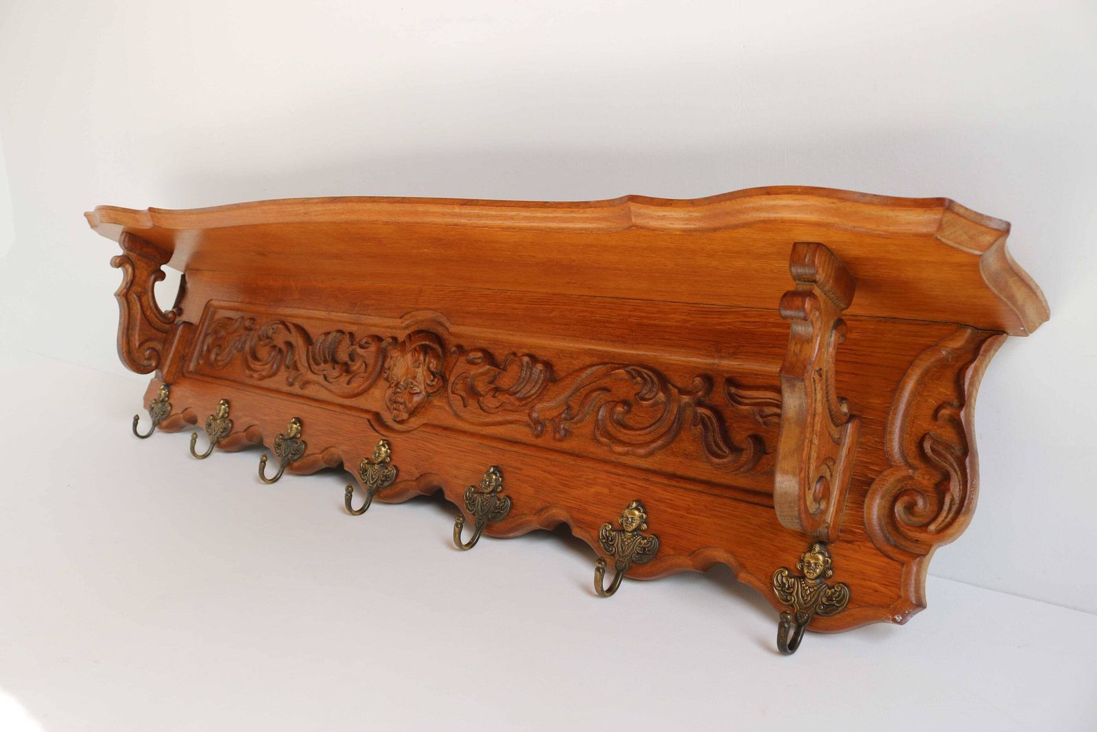 Gesneden Cherub Eiken Kapstok Met Messinghaakjes En Plank – Engel – Franse Louis XV Stijl – Mid Century – Keukenrek – Boekenplank – Landelijke Stijl photo vintage