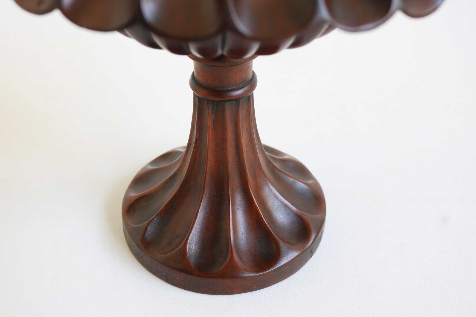 photo furniture Antiek Engelse Treenware Tazza – Met De Hand Gesneden Houten Schaal Op Voetstuk Met Geschulpte Rand & Patina – 19e Eeuw