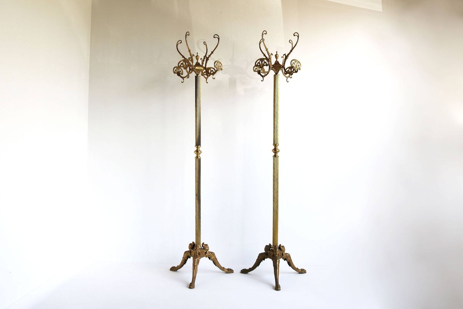 Stel Van Twee Italiaanse Siermessing Vrijstaande Kapstokken, Jaren 1960, Hollywood Regency, Mid Century – Twee Vintage Halstandaards